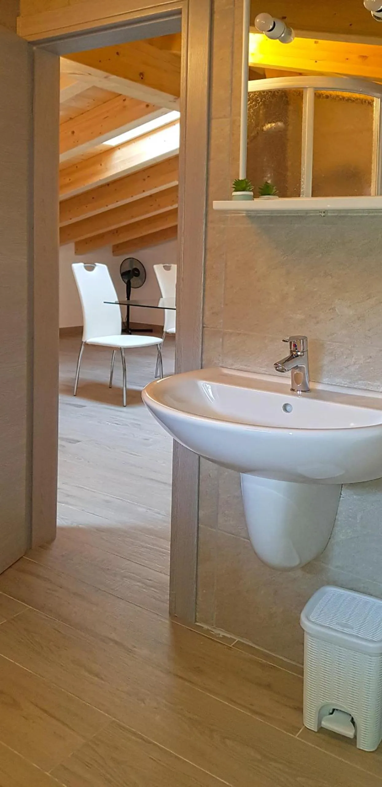Bathroom in Casa Gina Garden and view by Gardadomusmea