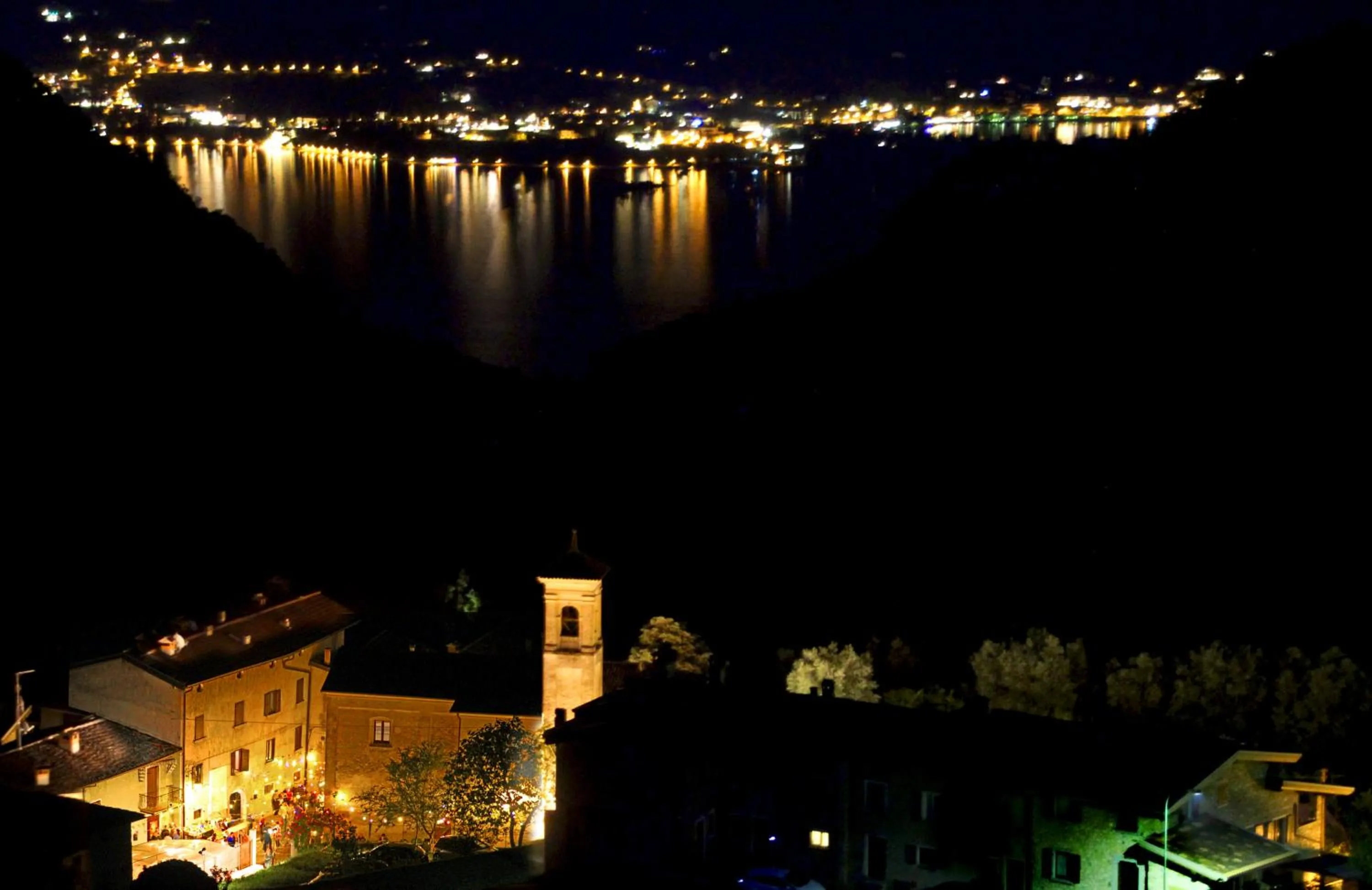 Night in Casa Gina Garden and view by Gardadomusmea