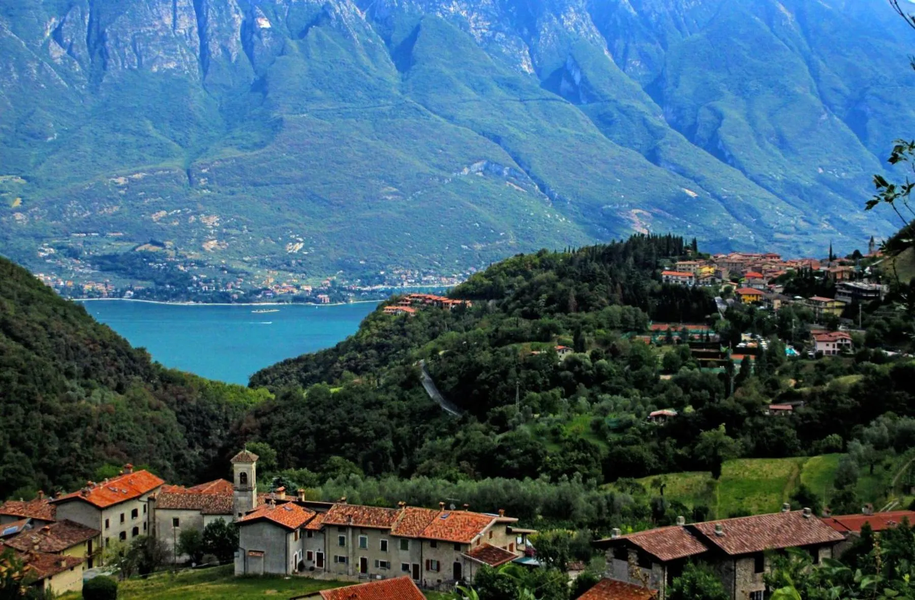 Neighbourhood in Casa Gina Garden and view by Gardadomusmea