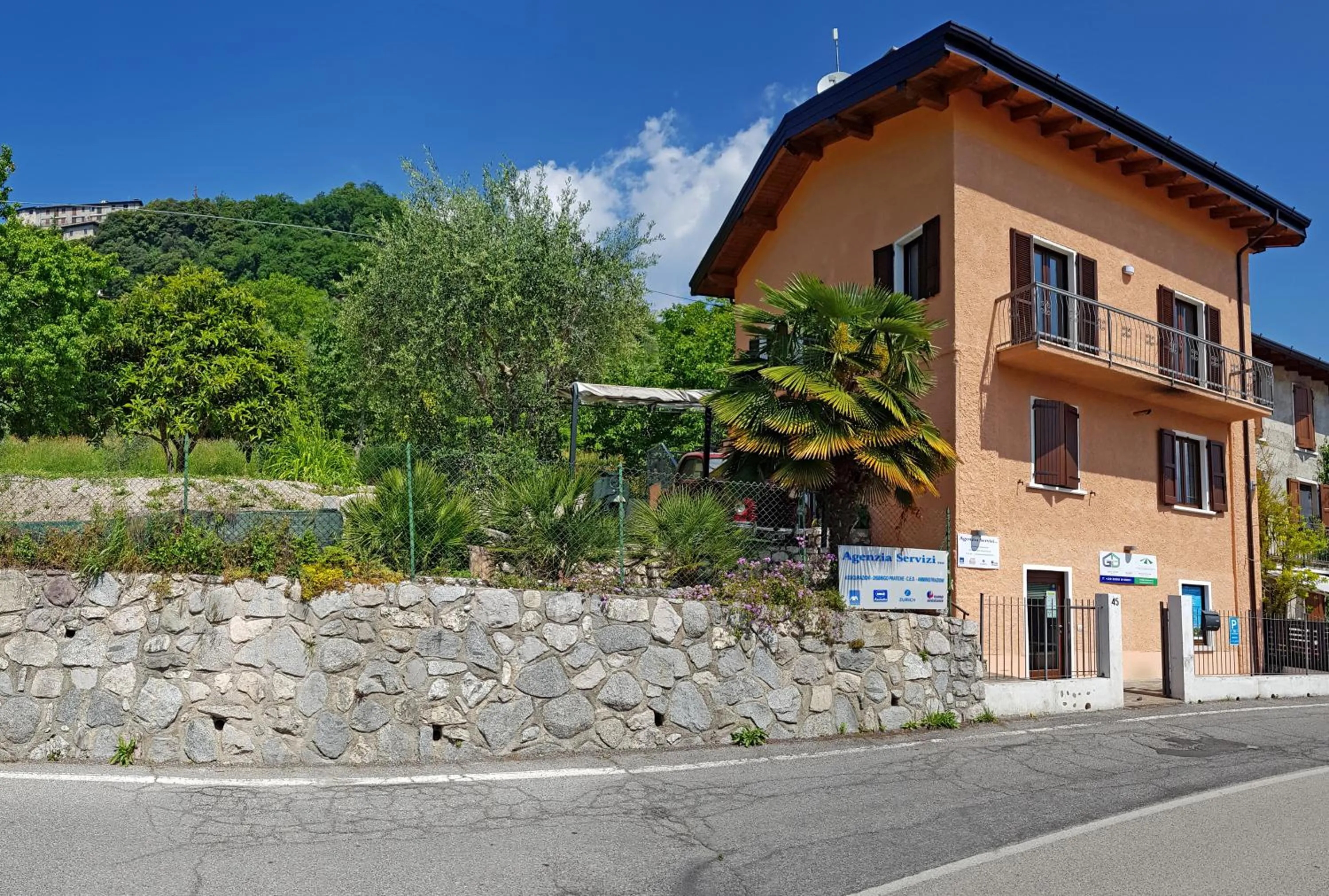 Property building in Casa Gina Garden and view by Gardadomusmea