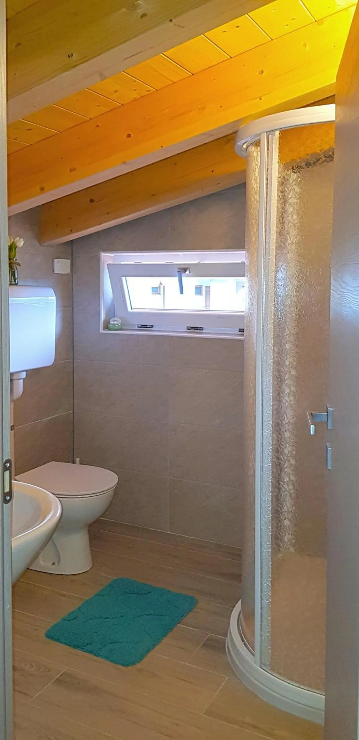 Bathroom in Casa Gina Garden and view by Gardadomusmea