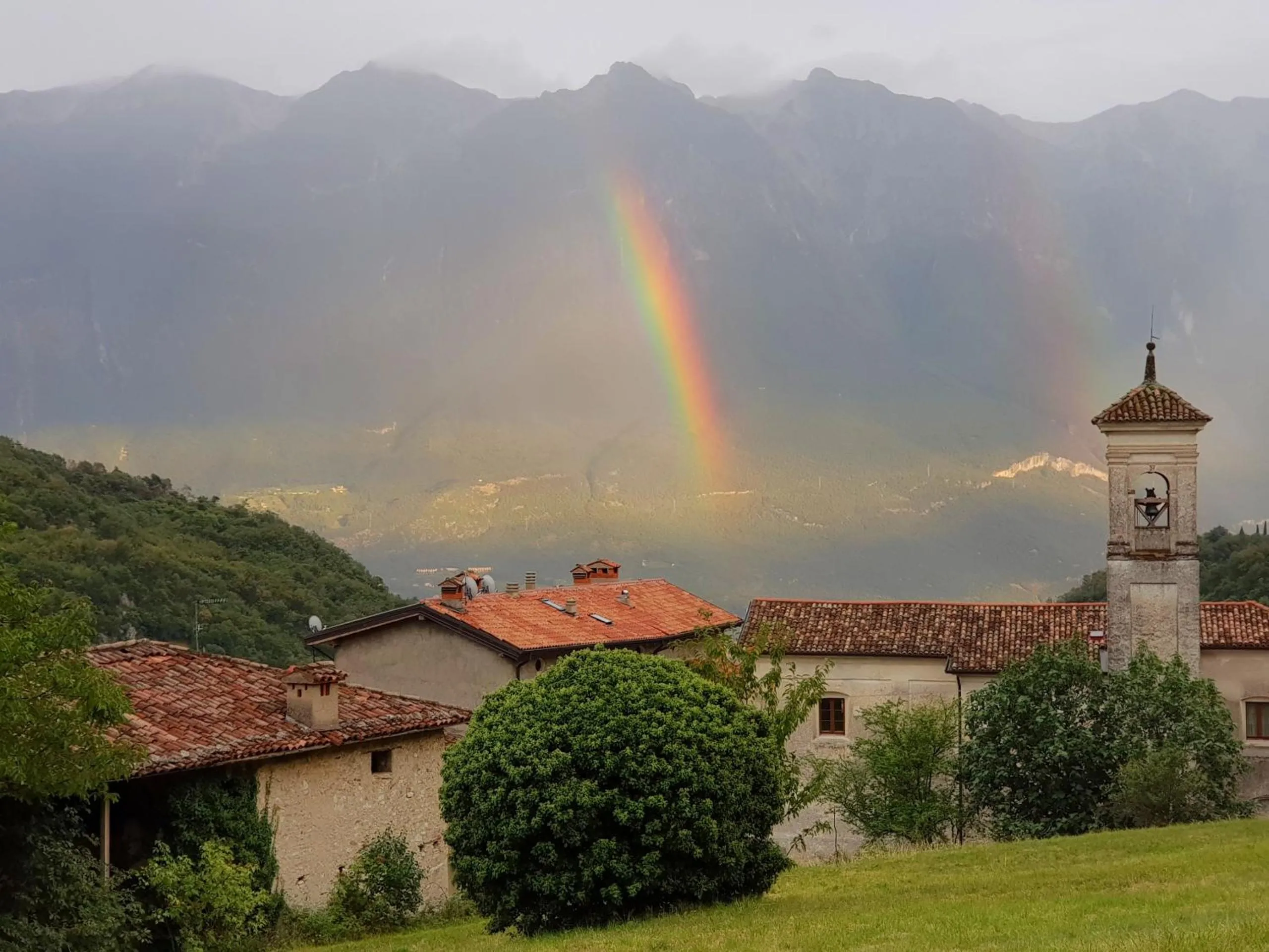 Neighbourhood in Casa Gina Garden and view by Gardadomusmea