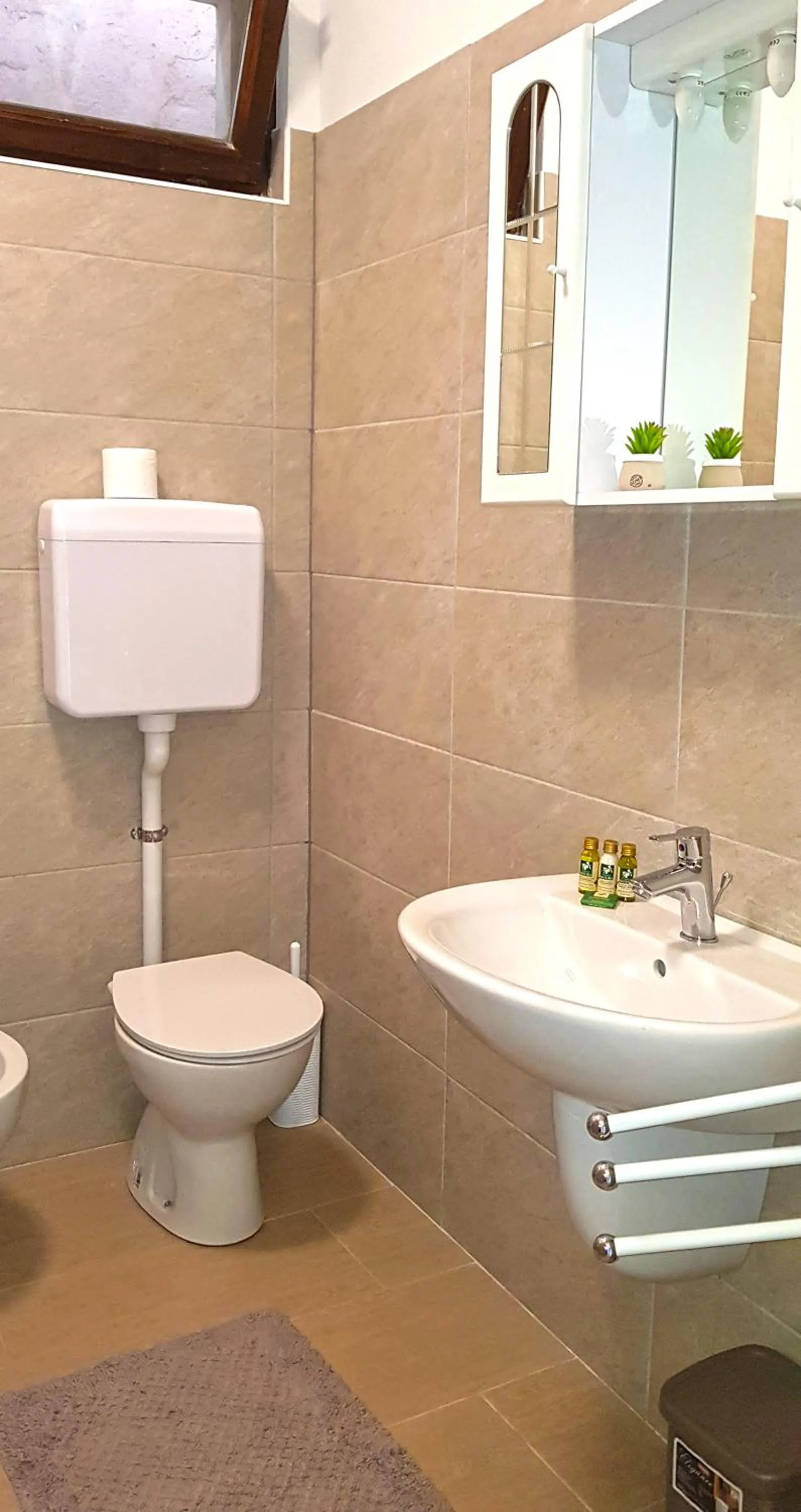 Bathroom in Casa Gina Garden and view by Gardadomusmea
