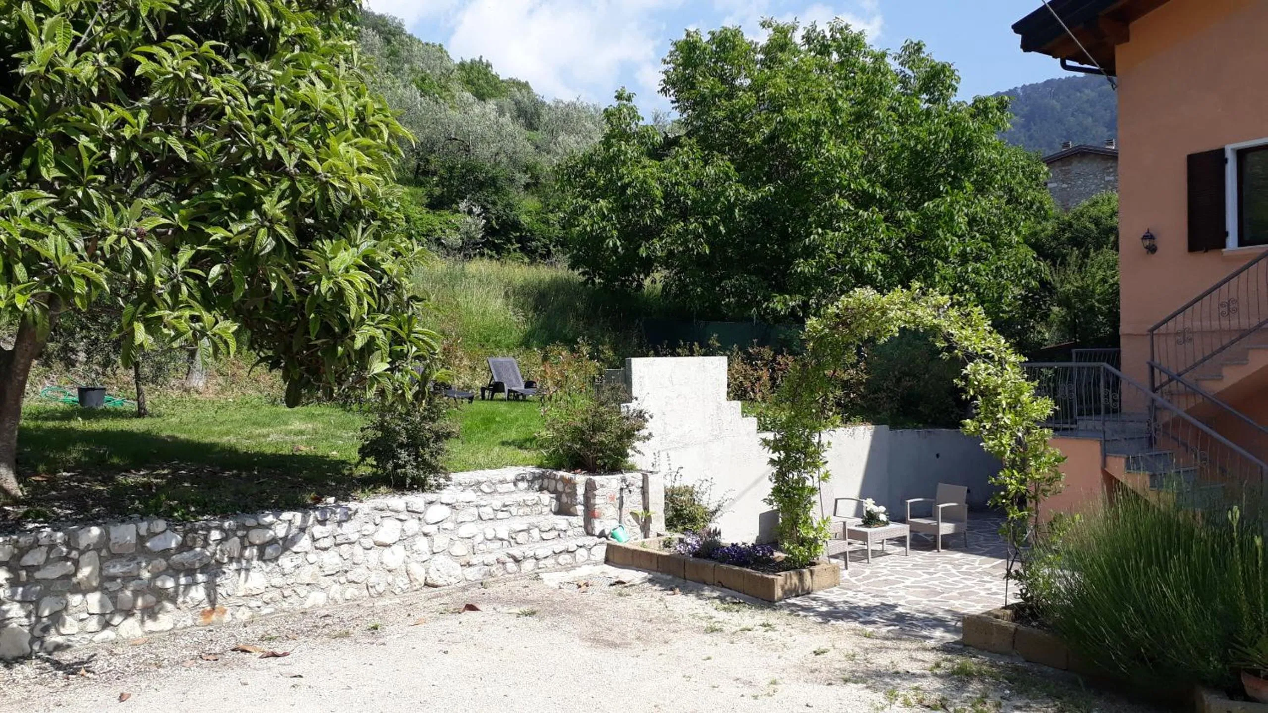 Facade/entrance in Casa Gina Garden and view by Gardadomusmea