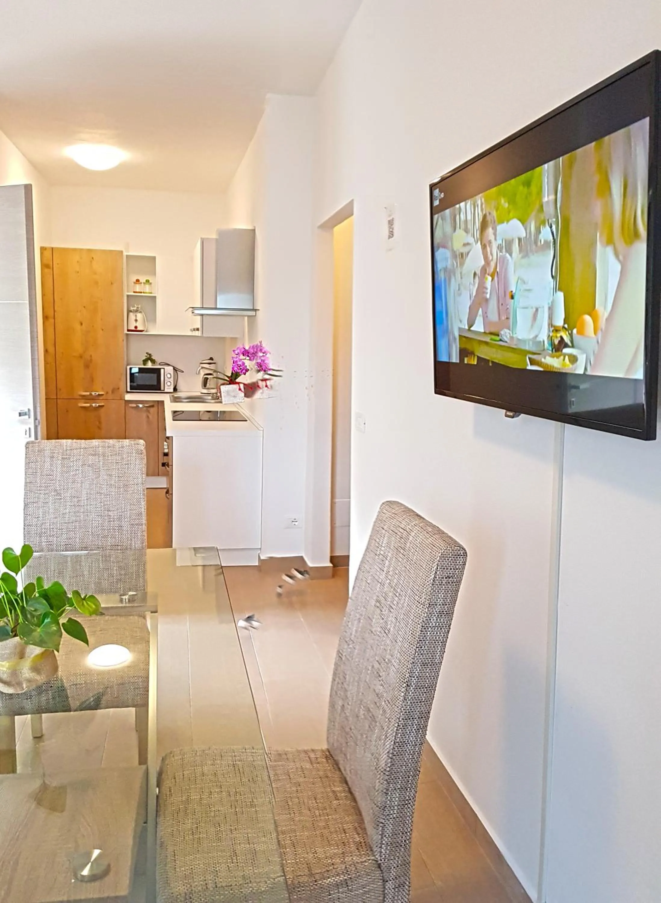 Kitchen or kitchenette in Casa Gina Garden and view by Gardadomusmea