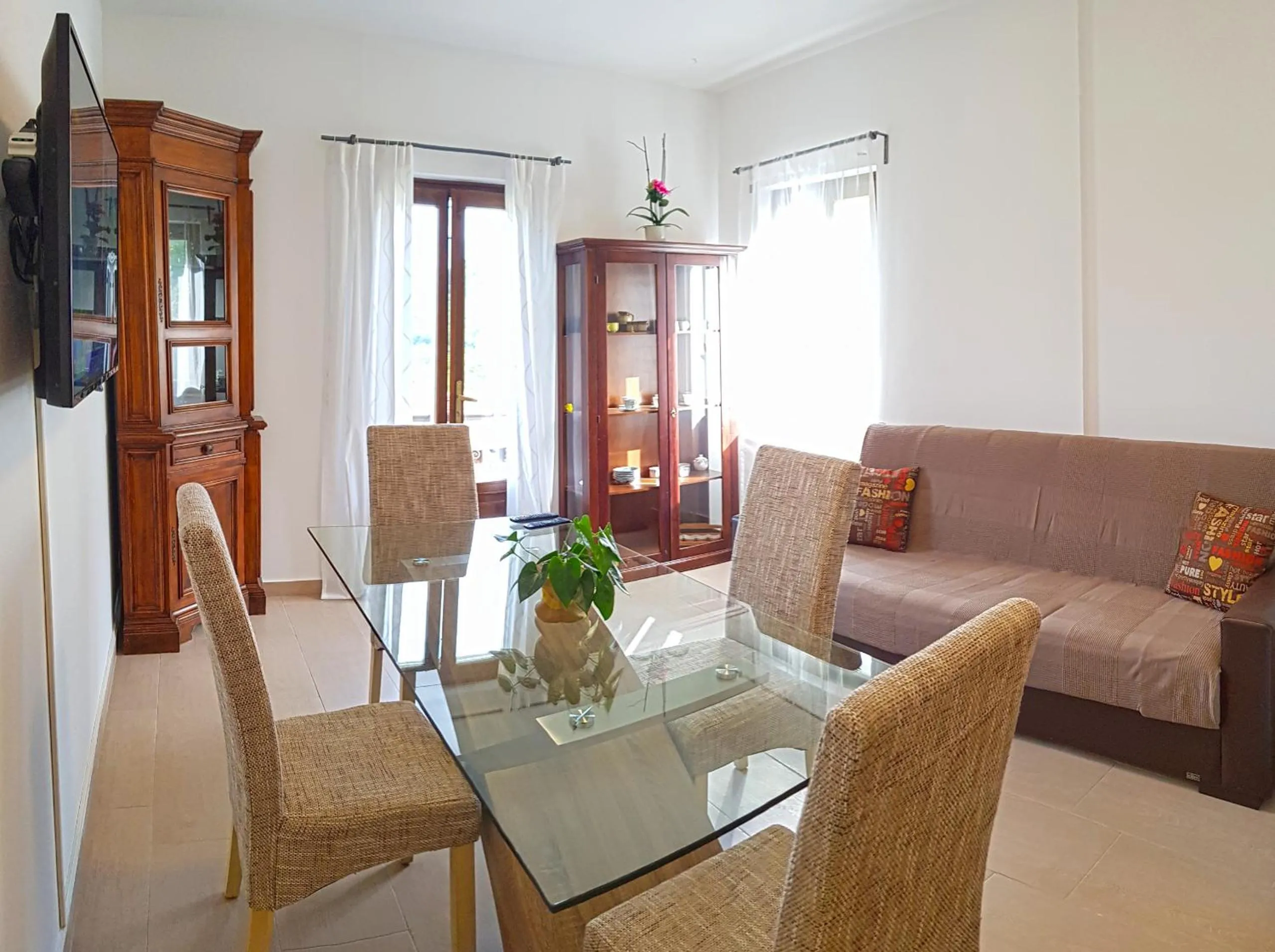 Living room in Casa Gina Garden and view by Gardadomusmea