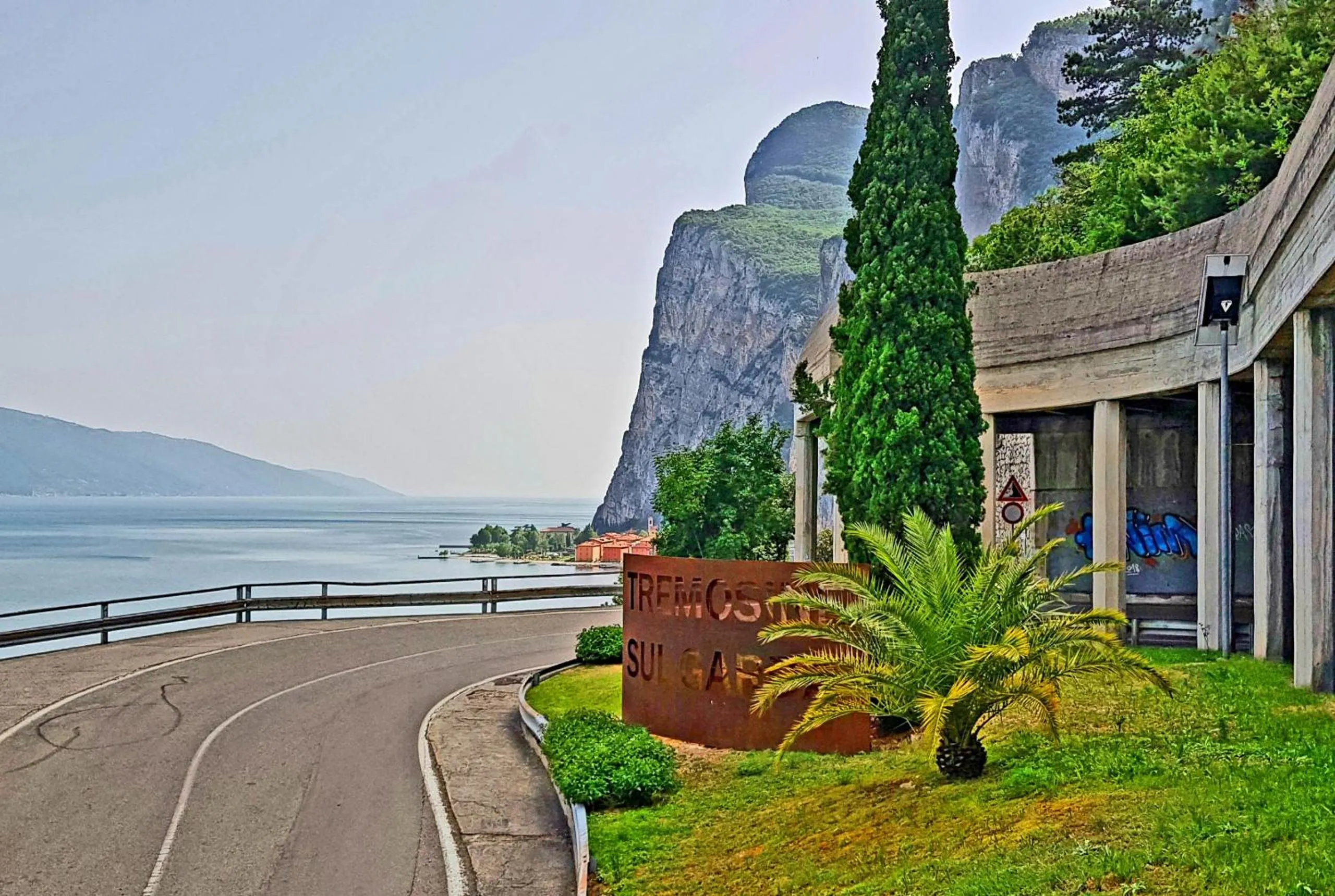 Natural landscape in Casa Gina Garden and view by Gardadomusmea