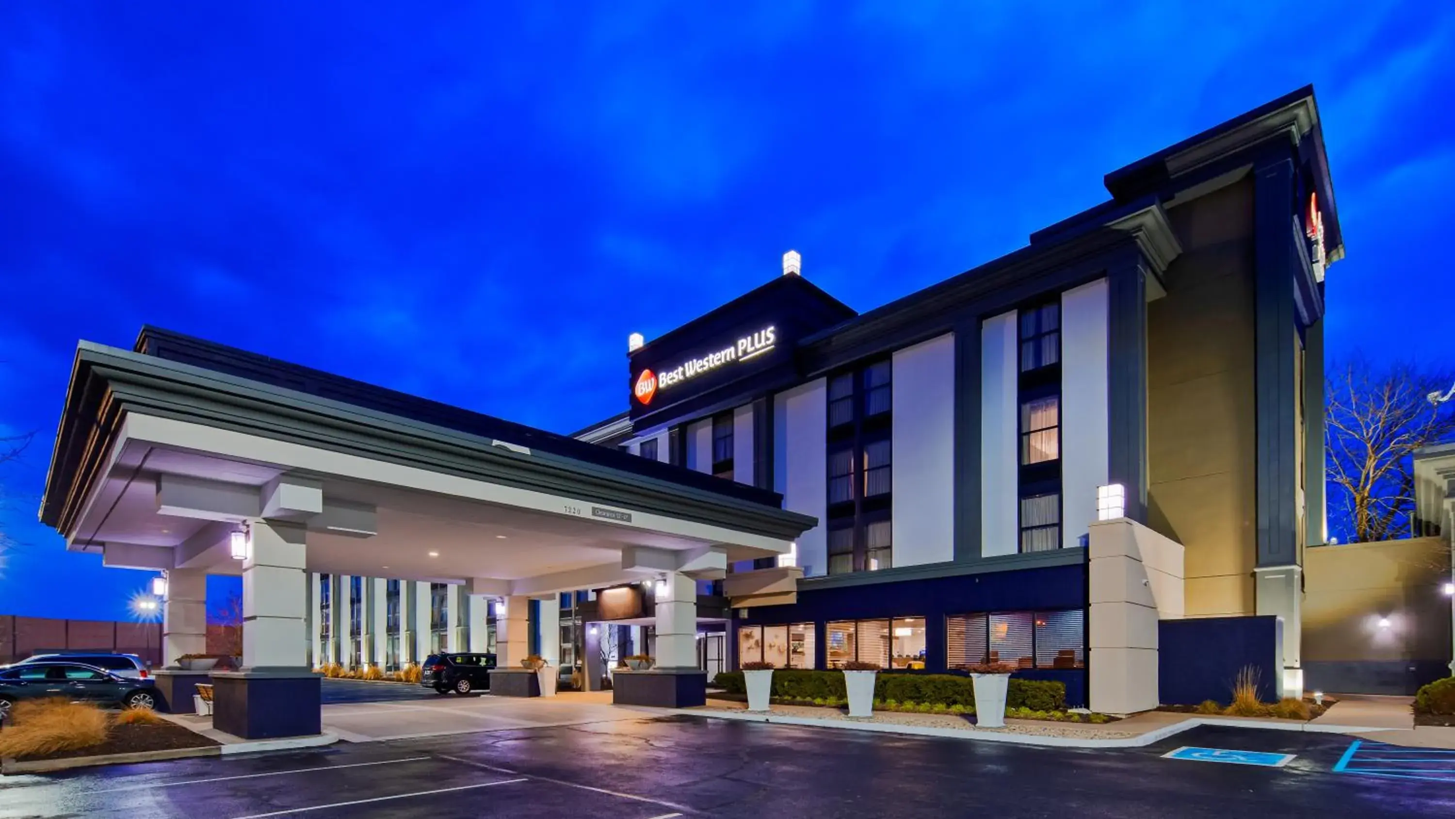 Property Building in Best Western Plus Indianapolis NW Hotel
