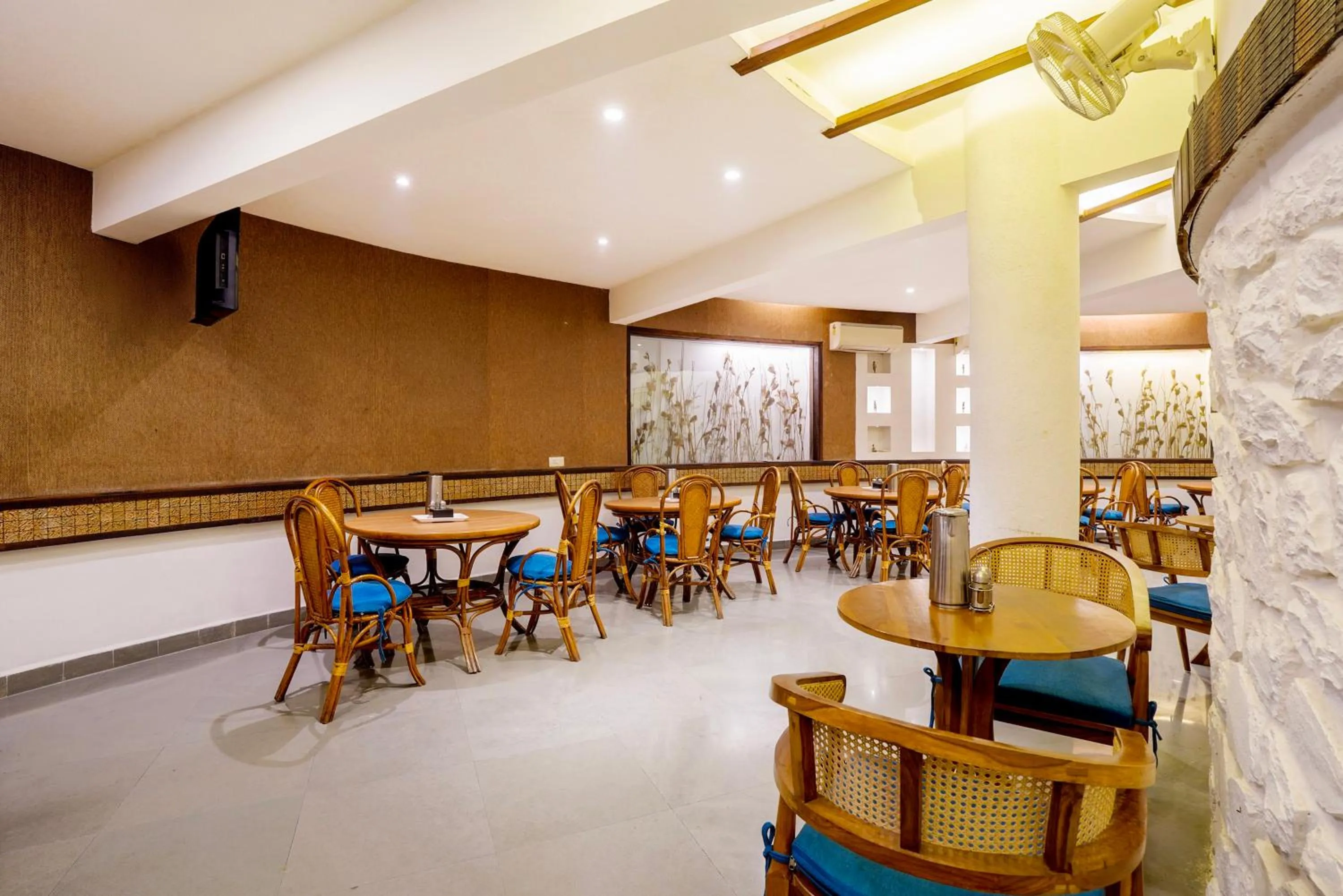 Restaurant/places to eat in Treebo Premium Niraali Executive, Hinjewadi