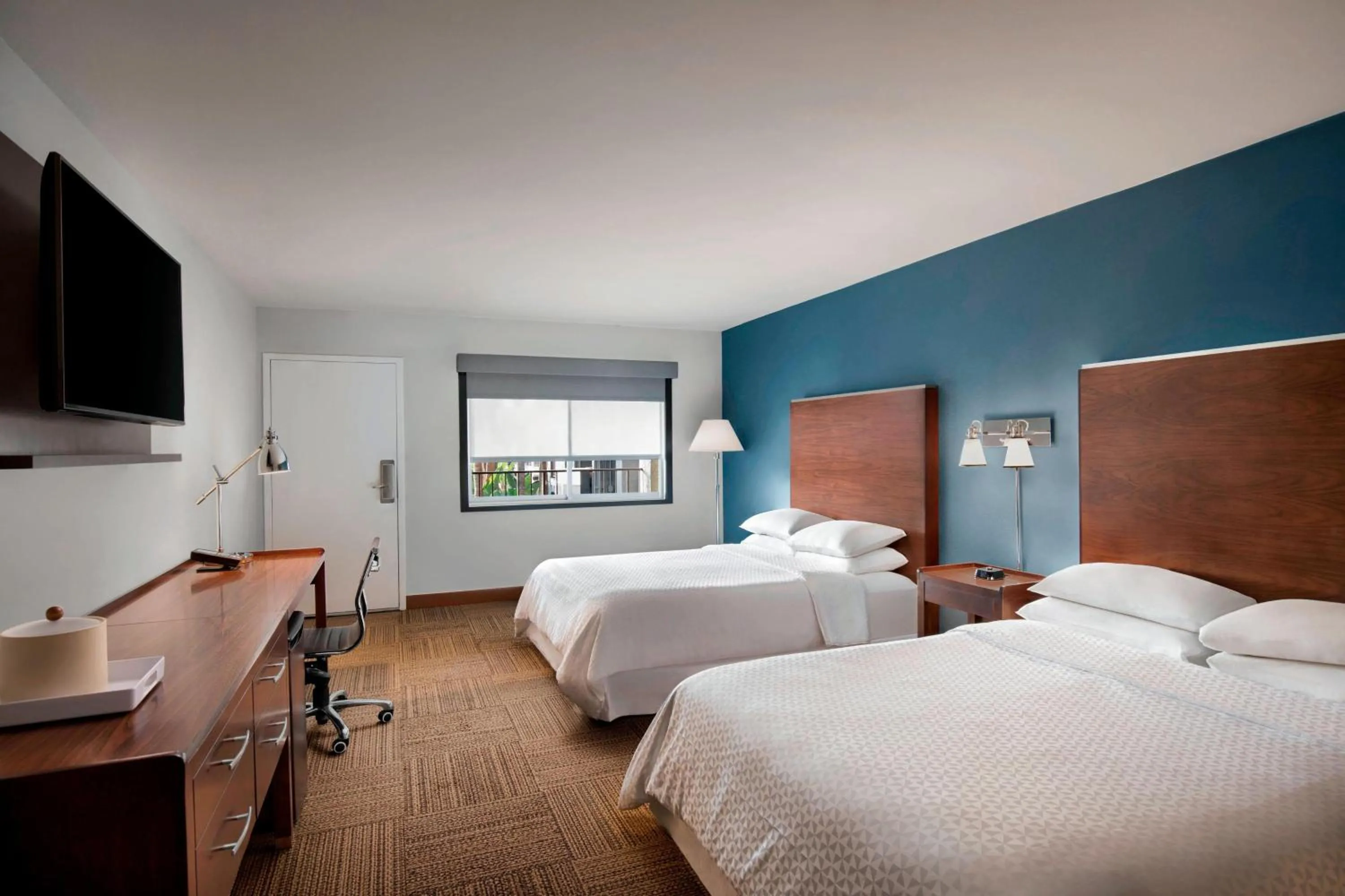 Bedroom, Bed in Four Points by Sheraton Anaheim