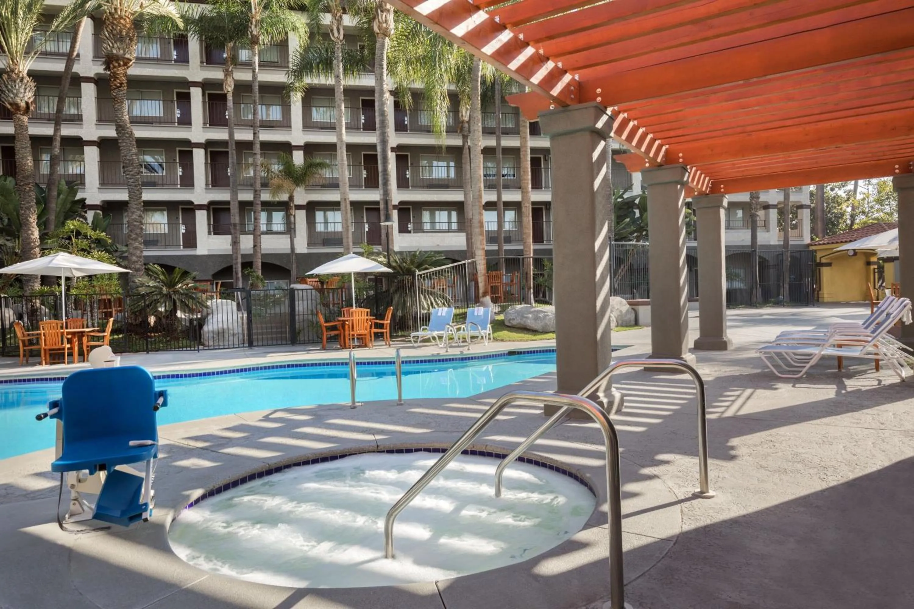 Swimming pool in Four Points by Sheraton Anaheim
