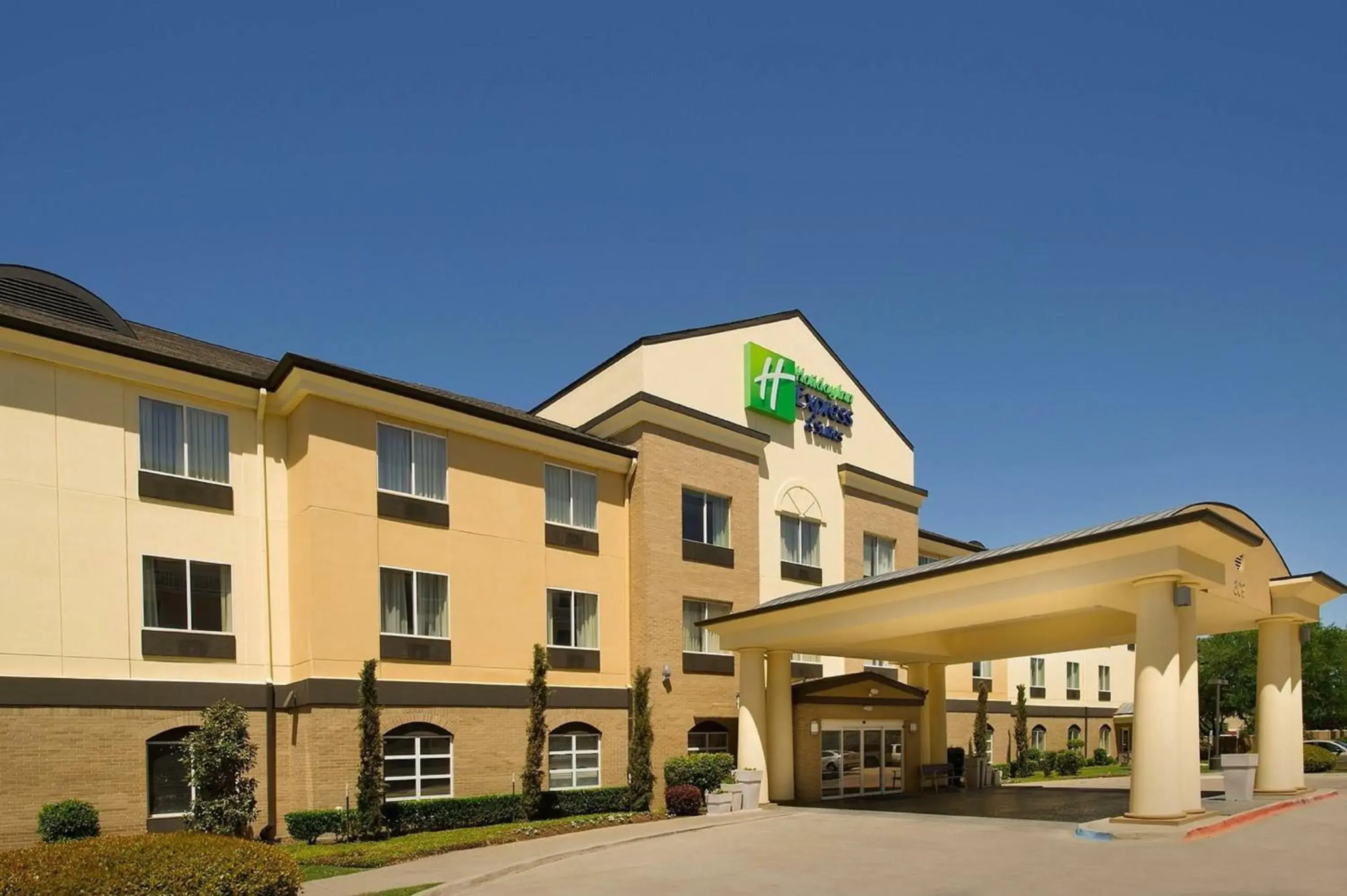 Property building in Holiday Inn Express Hotel and Suites DFW-Grapevine by IHG Property building in Holiday Inn Express Hotel and Suites DFW-Grapevine by IHG