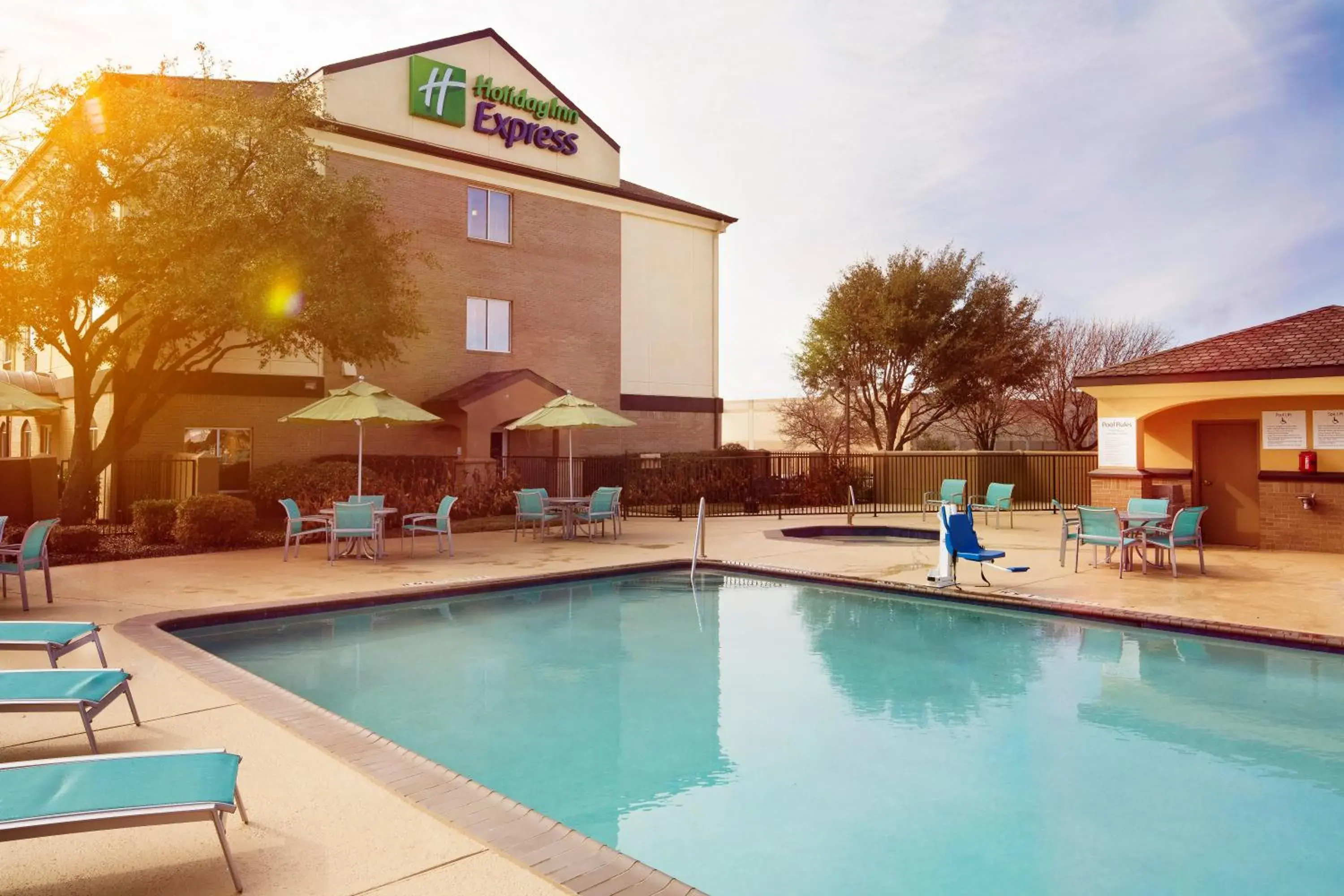 Property building in Holiday Inn Express Hotel and Suites DFW-Grapevine by IHG Property building in Holiday Inn Express Hotel and Suites DFW-Grapevine by IHG