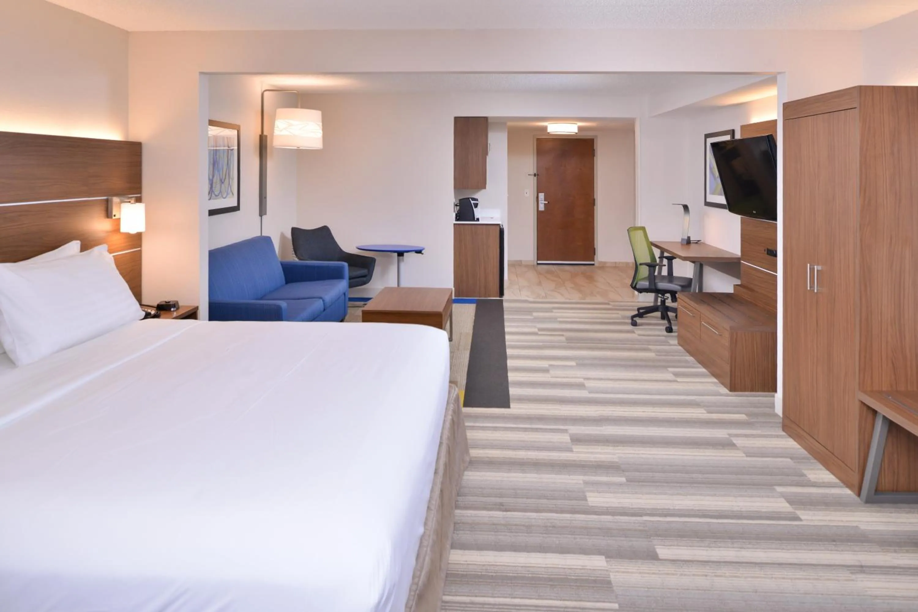 Photo of the whole room, Bed in Holiday Inn Express & Suites Indianapolis Dtn-Conv Ctr Area by IHG