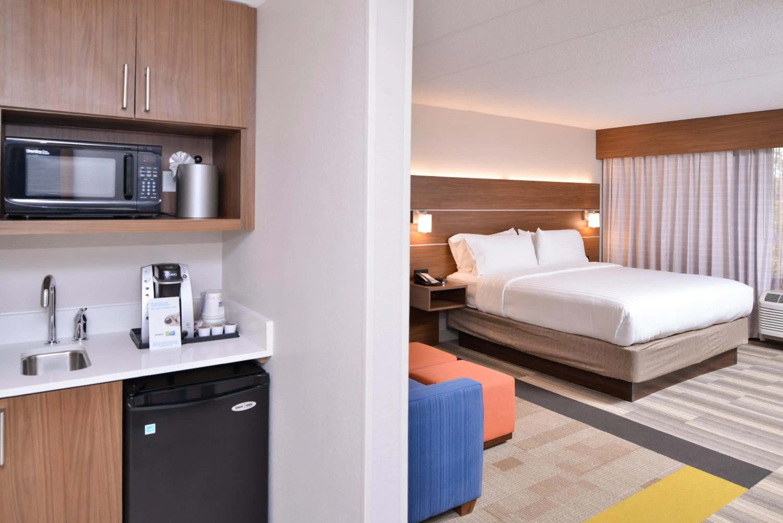 Photo of the whole room, Bed in Holiday Inn Express & Suites Indianapolis Dtn-Conv Ctr Area by IHG