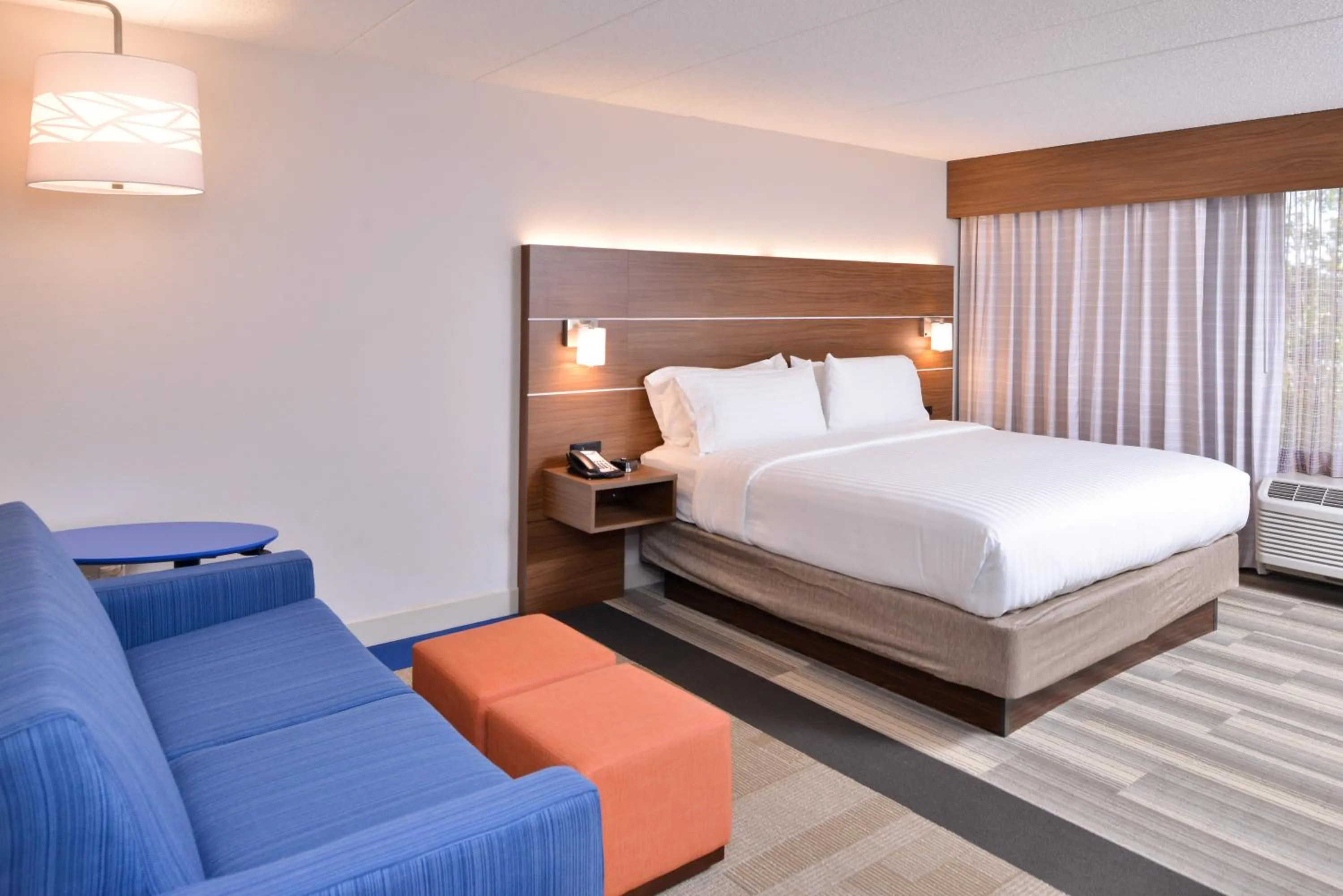 Photo of the whole room, Bed in Holiday Inn Express & Suites Indianapolis Dtn-Conv Ctr Area by IHG