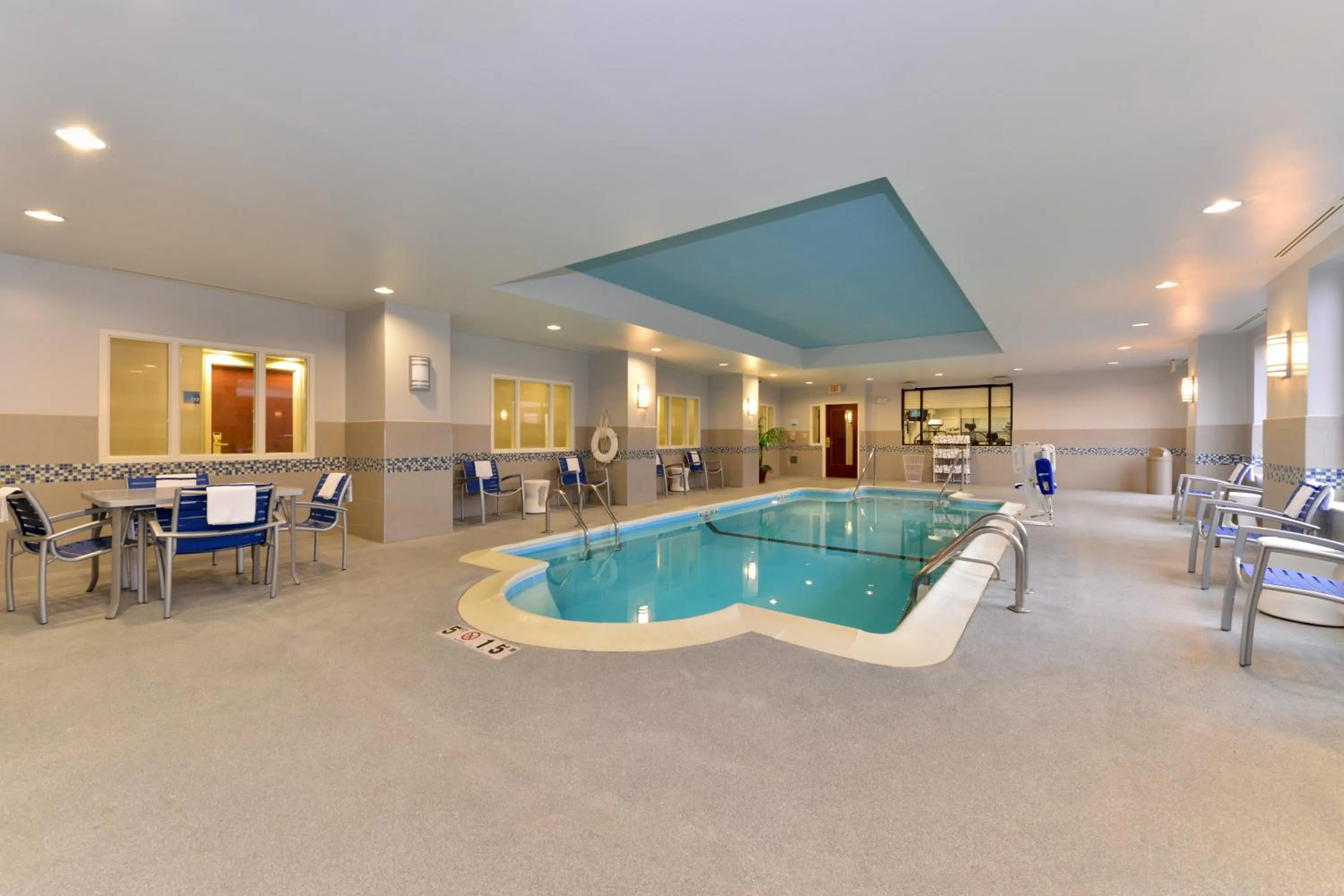 Swimming pool in Holiday Inn Express & Suites Indianapolis Dtn-Conv Ctr Area by IHG