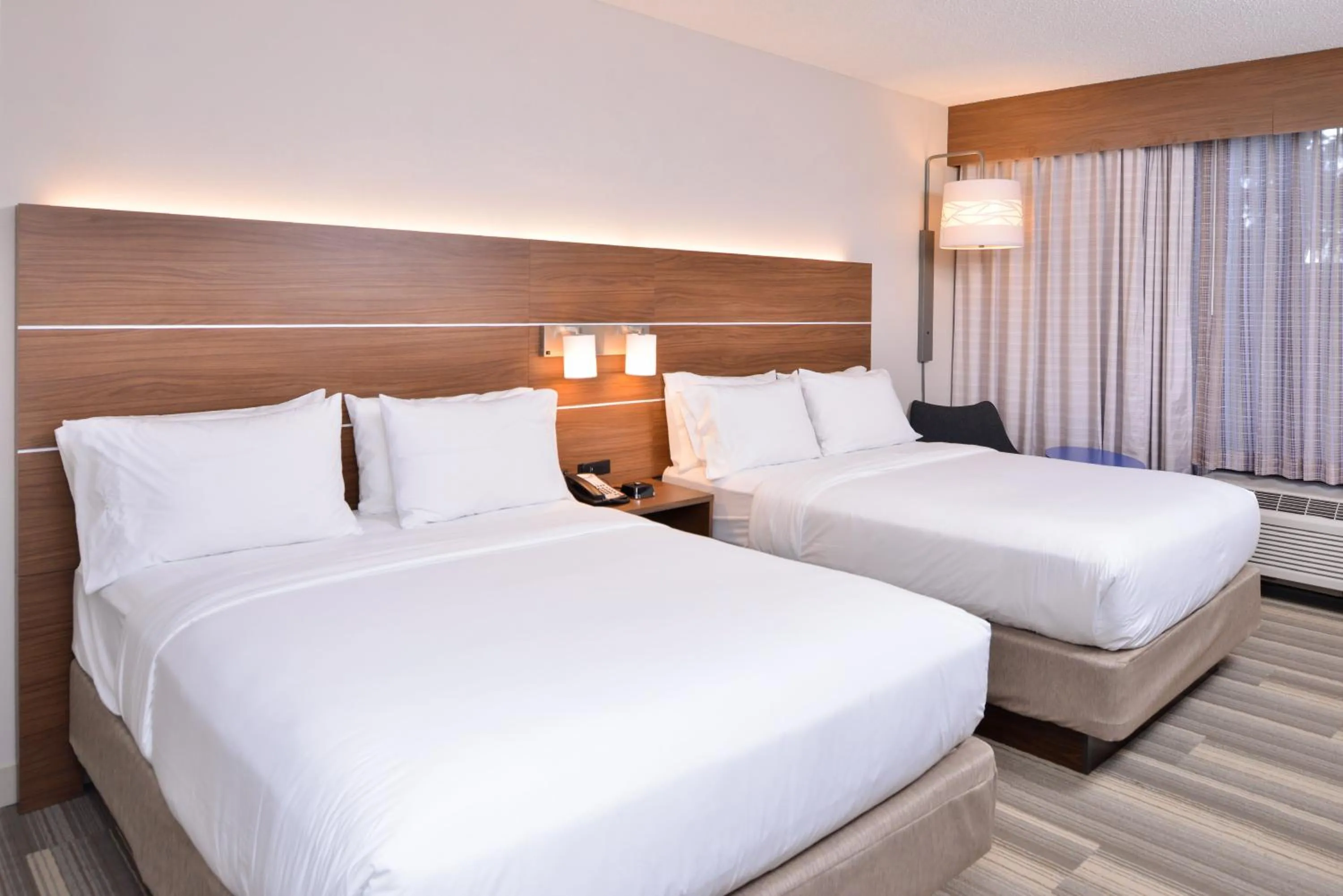 Photo of the whole room, Bed in Holiday Inn Express & Suites Indianapolis Dtn-Conv Ctr Area by IHG