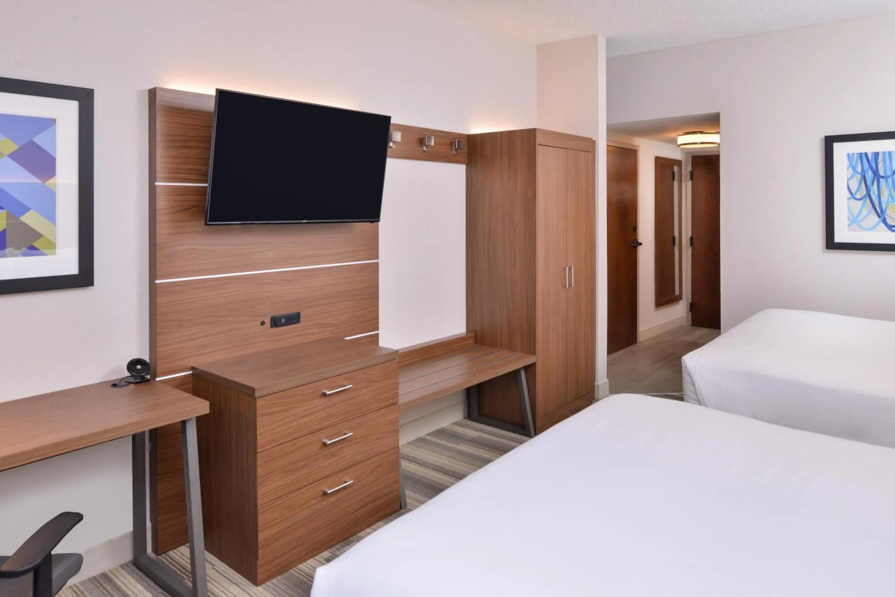 Photo of the whole room, Bed in Holiday Inn Express & Suites Indianapolis Dtn-Conv Ctr Area by IHG