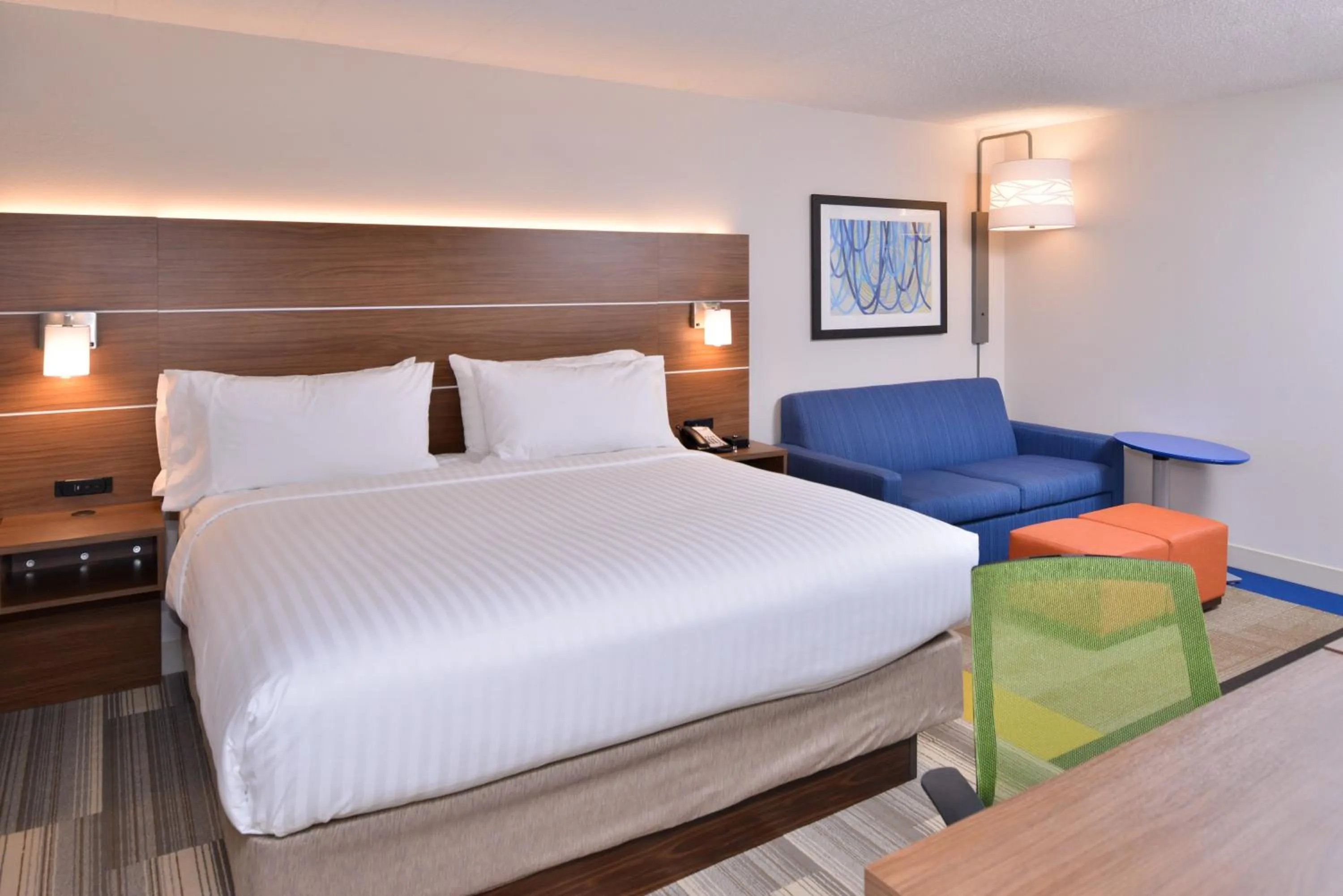 Photo of the whole room, Bed in Holiday Inn Express & Suites Indianapolis Dtn-Conv Ctr Area by IHG