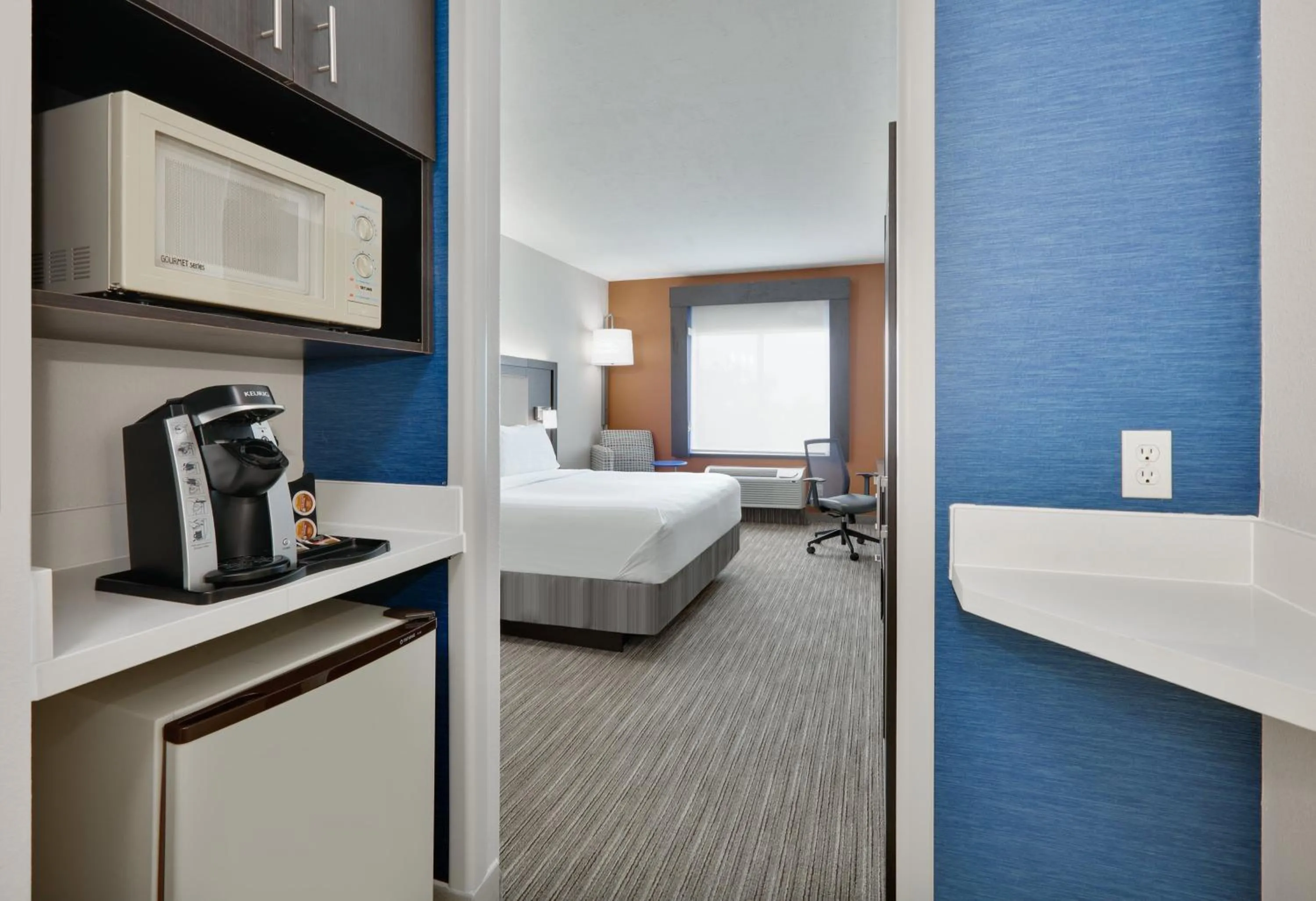 Photo of the whole room, Bed in Holiday Inn Express & Suites Dallas - Duncanville by IHG