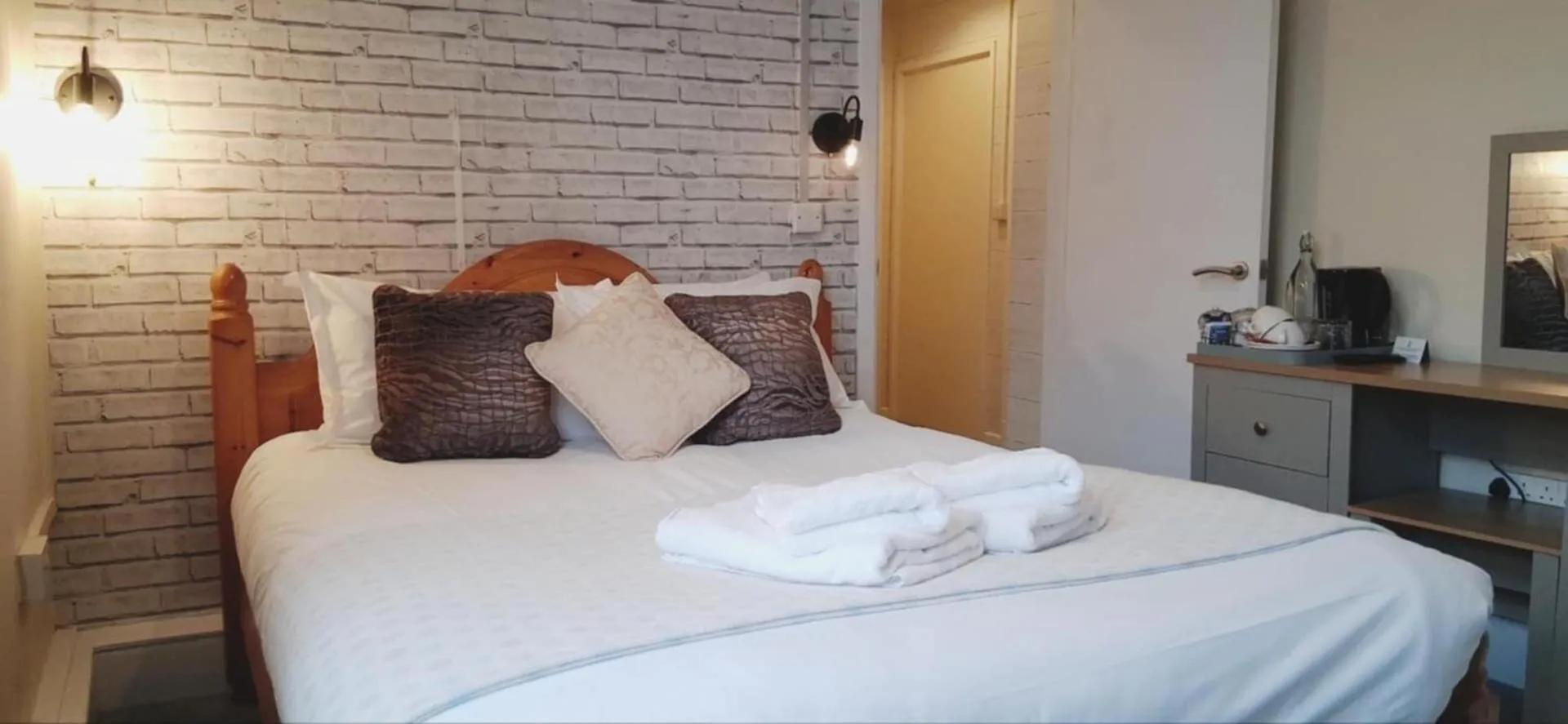 Bedroom, Bed in The George Inn