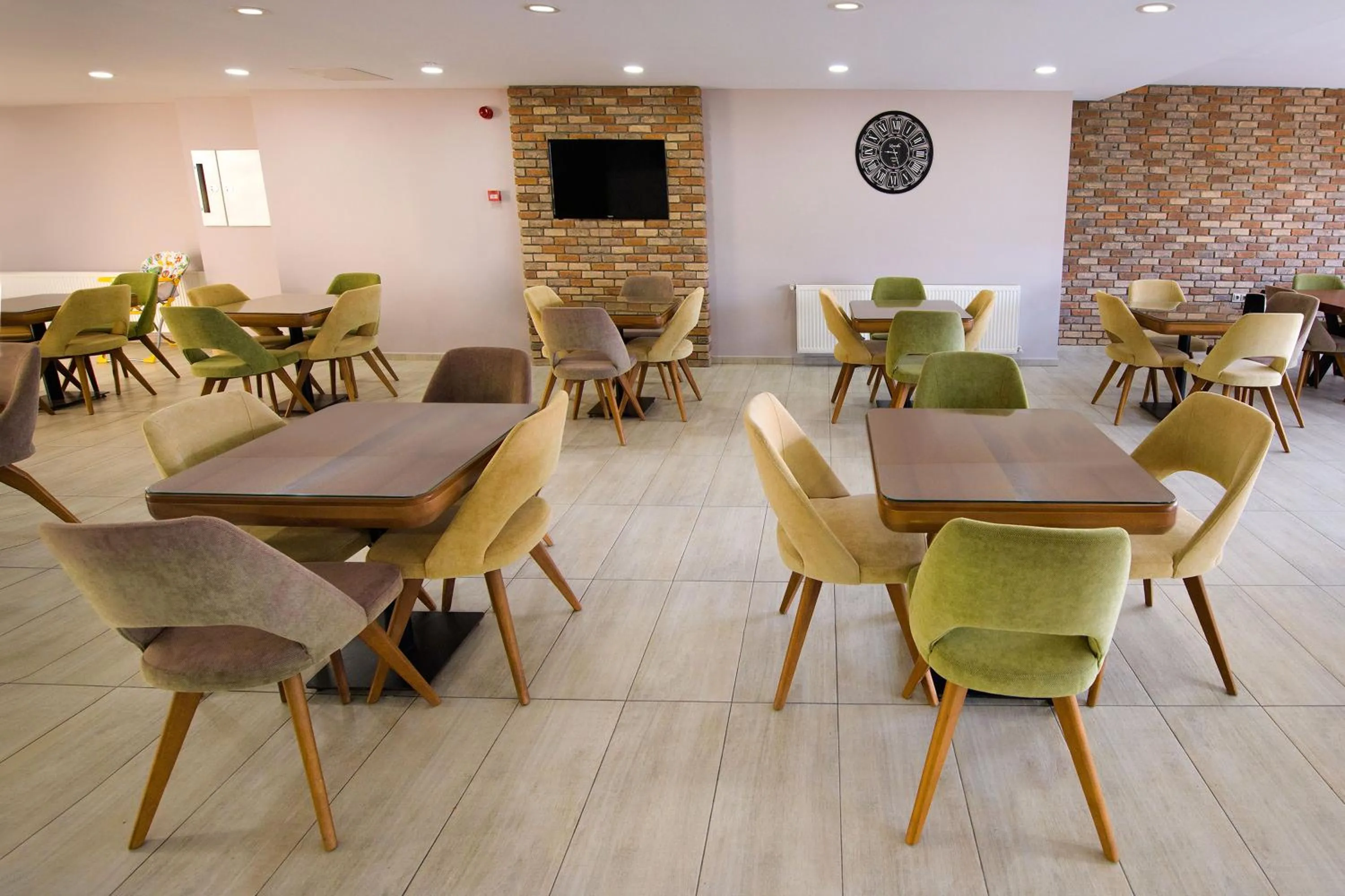 Restaurant/places to eat in White House Hotel