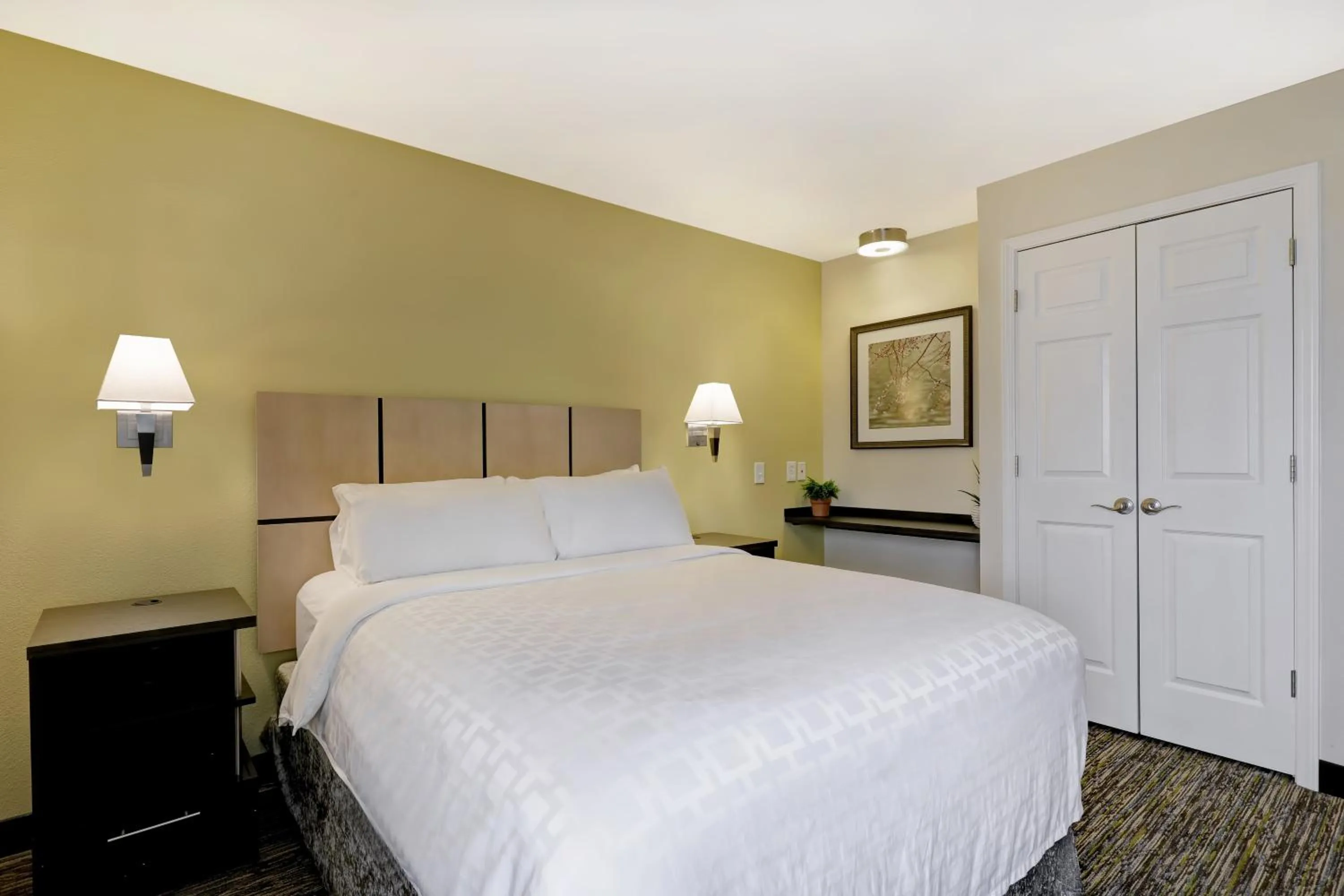 Photo of the whole room, Bed in Candlewood Suites Indianapolis - South by IHG