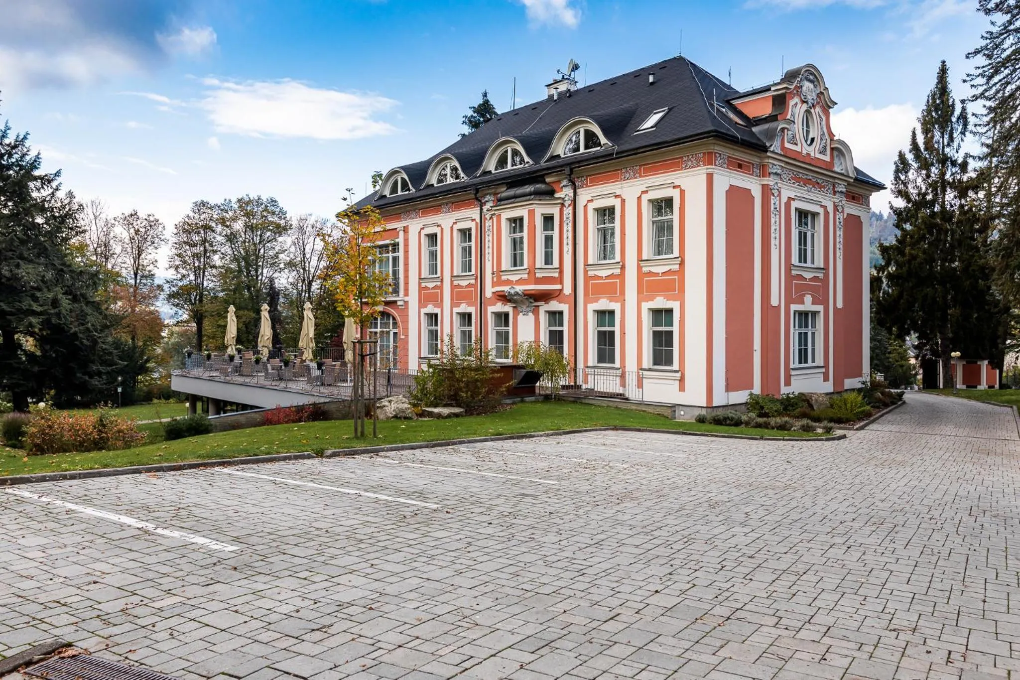 Parking in Wellness & Spa hotel Villa Regenhart