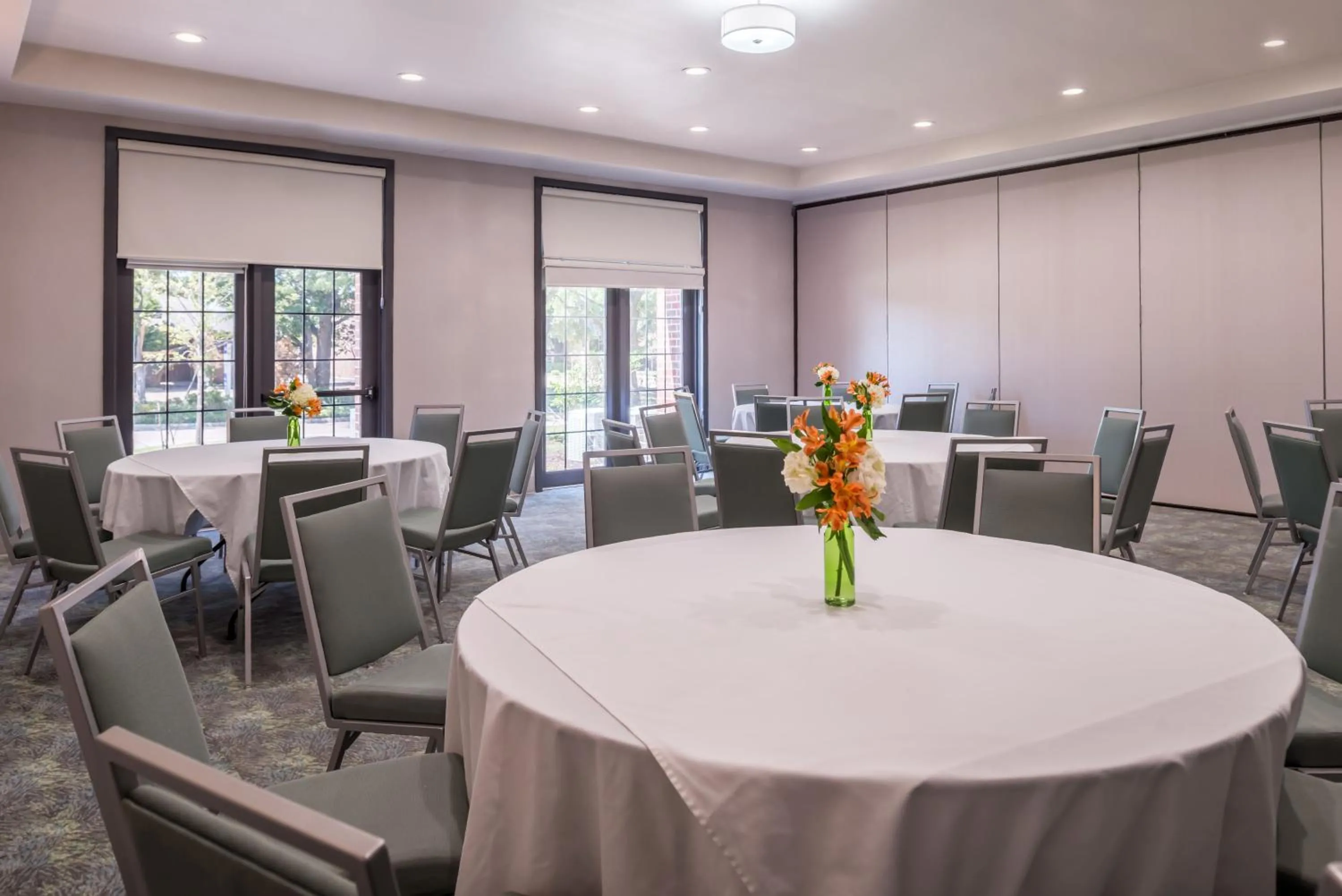 Meeting/conference room in Holiday Inn and Suites Addison by IHG