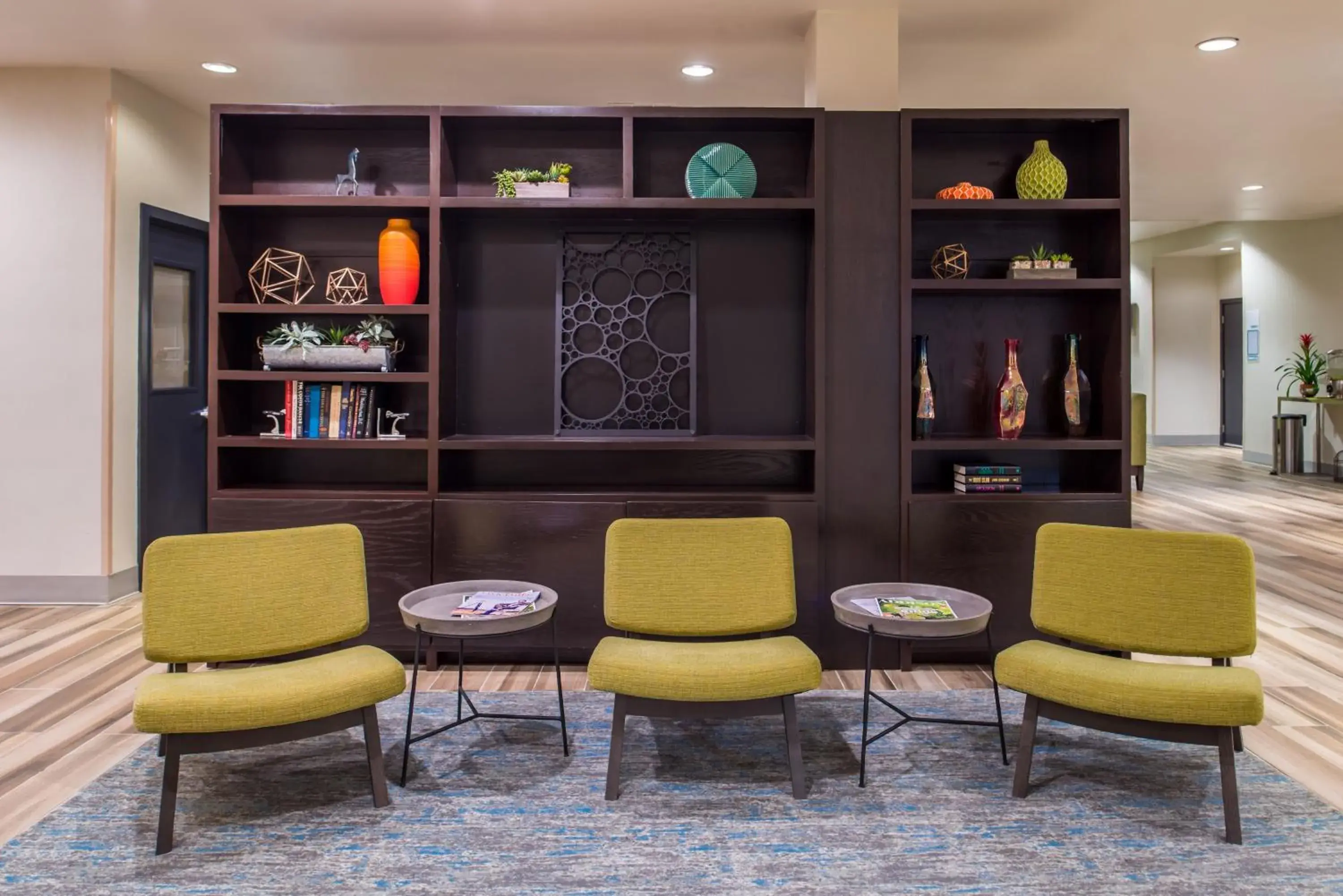 Property building in Holiday Inn and Suites Addison by IHG Property building in Holiday Inn and Suites Addison by IHG