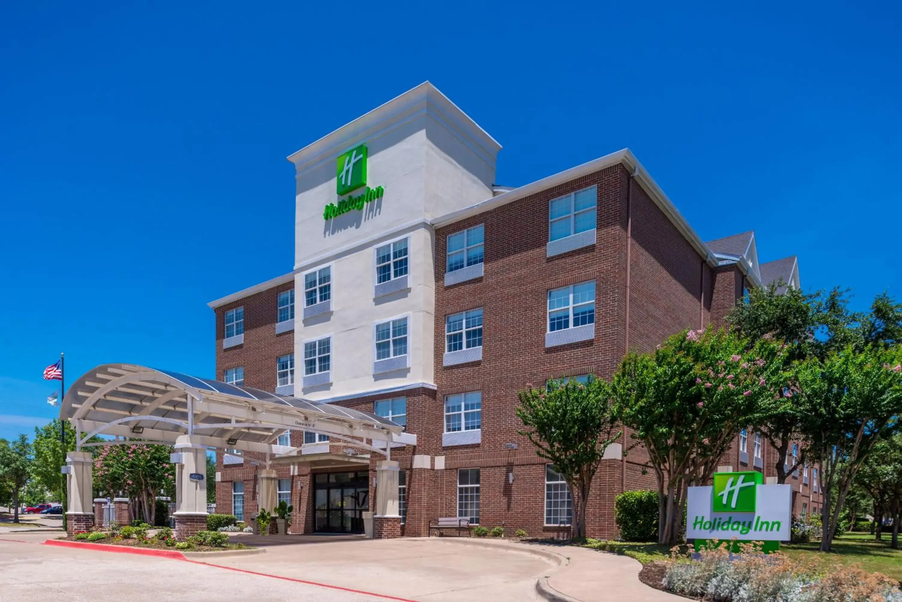 Property building in Holiday Inn and Suites Addison by IHG Property building in Holiday Inn and Suites Addison by IHG