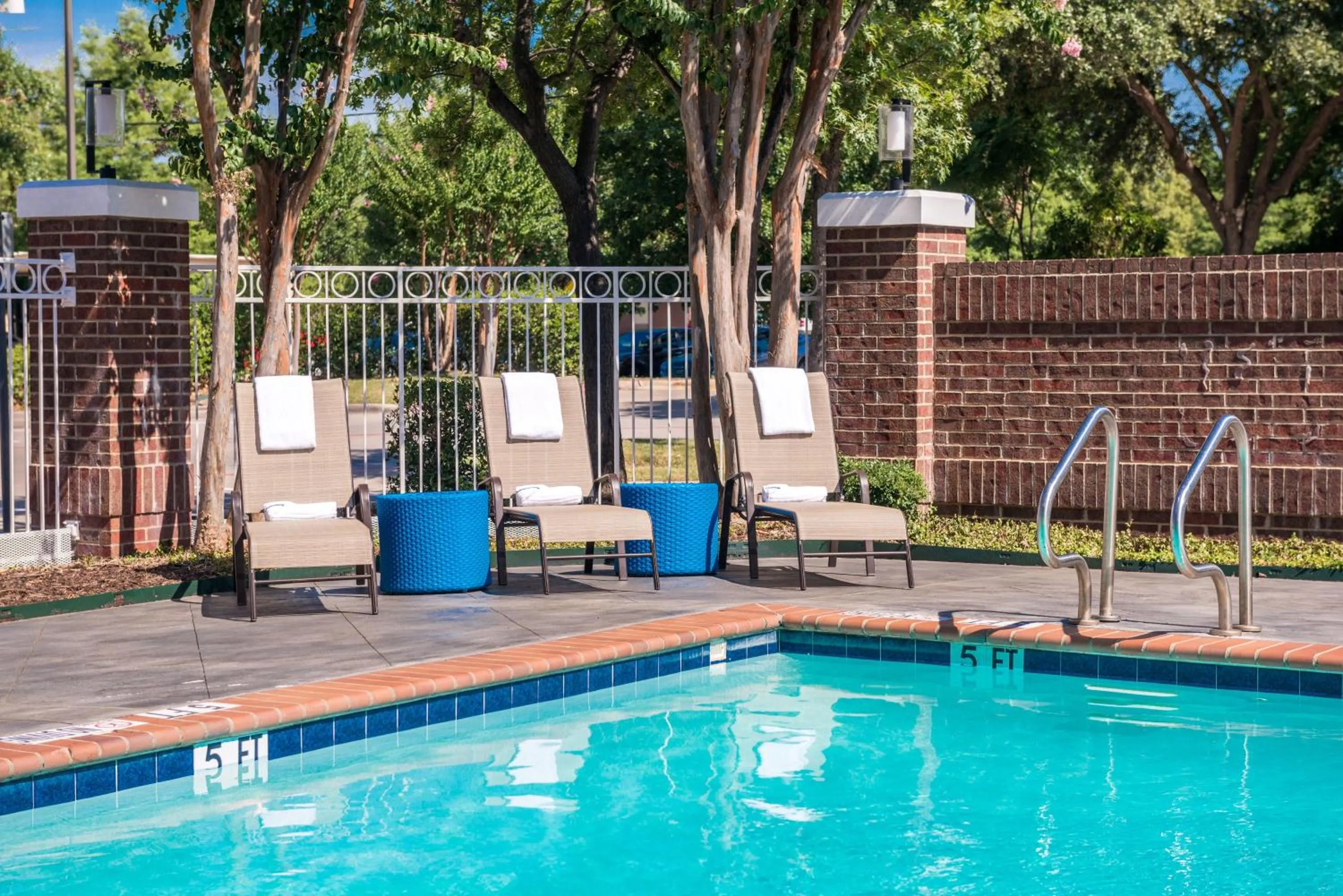 Swimming pool in Holiday Inn and Suites Addison by IHG