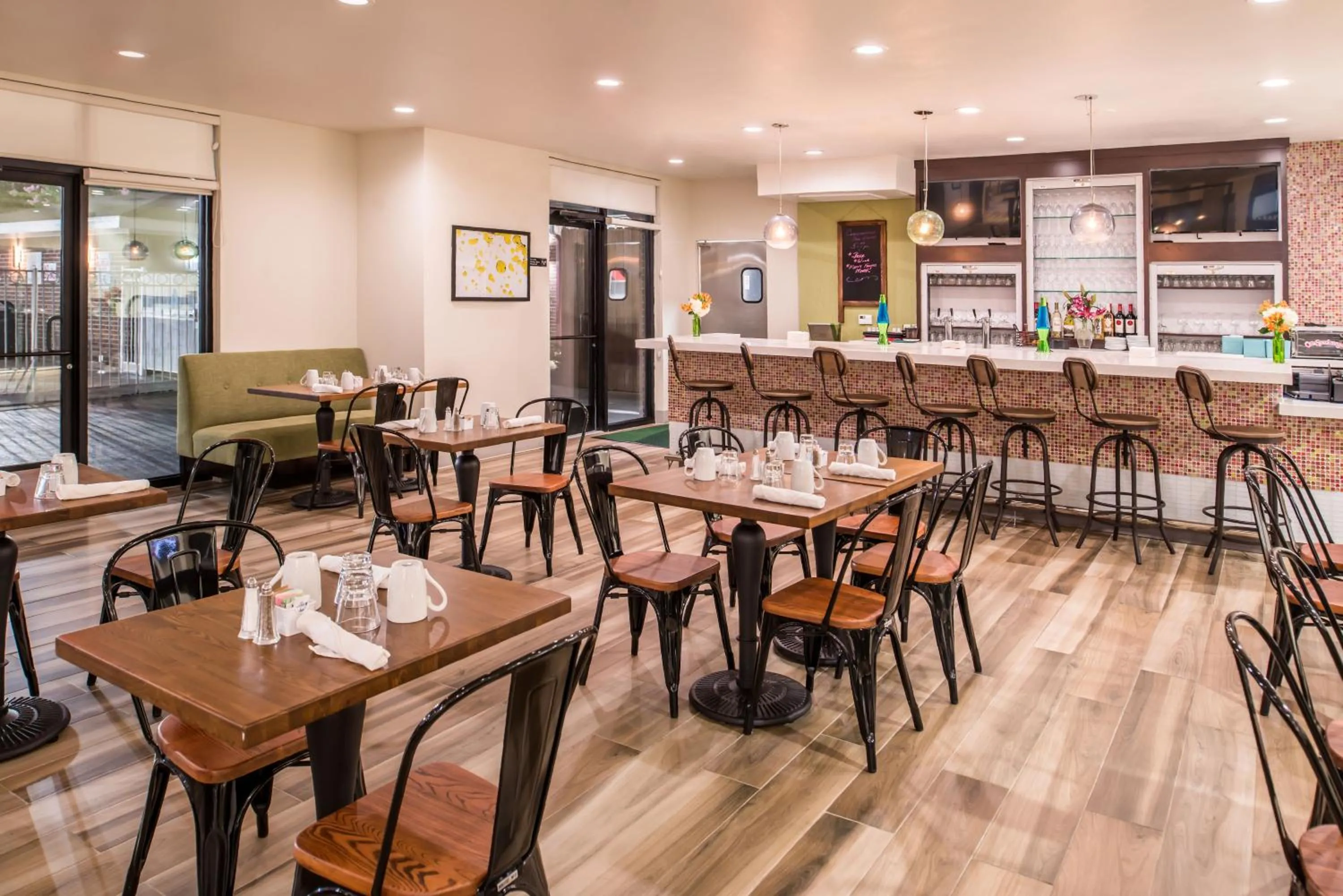 Restaurant/places to eat in Holiday Inn and Suites Addison by IHG