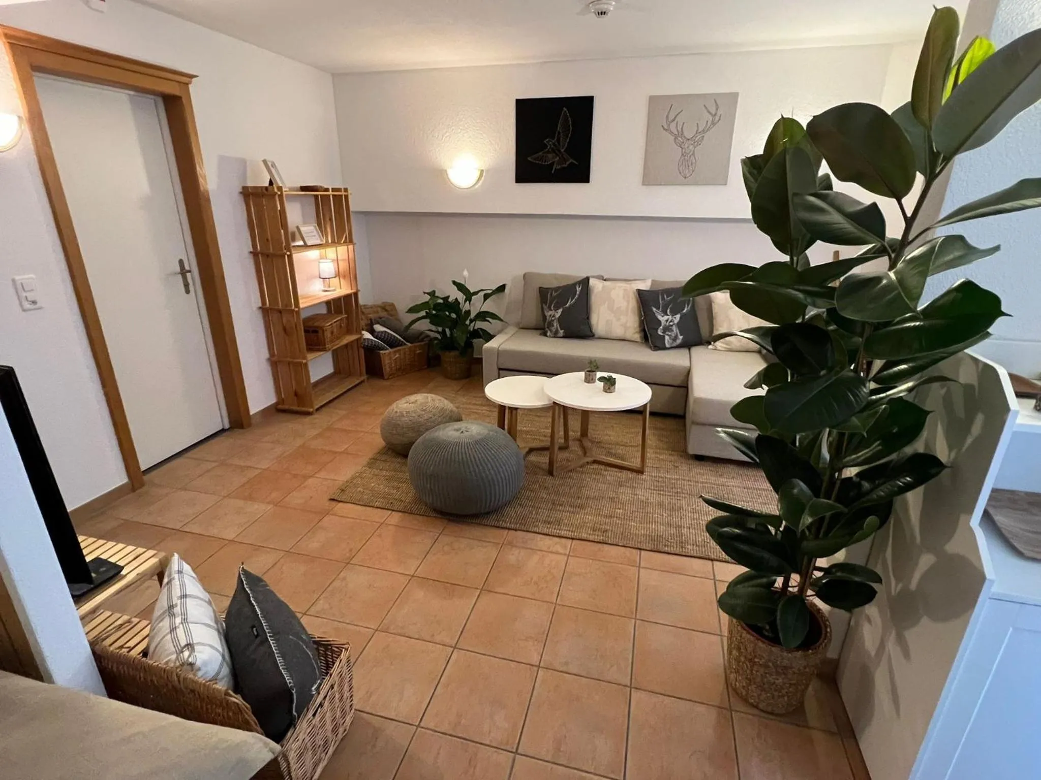 TV and multimedia in SPANNORT family home with common kitchen and self check-in