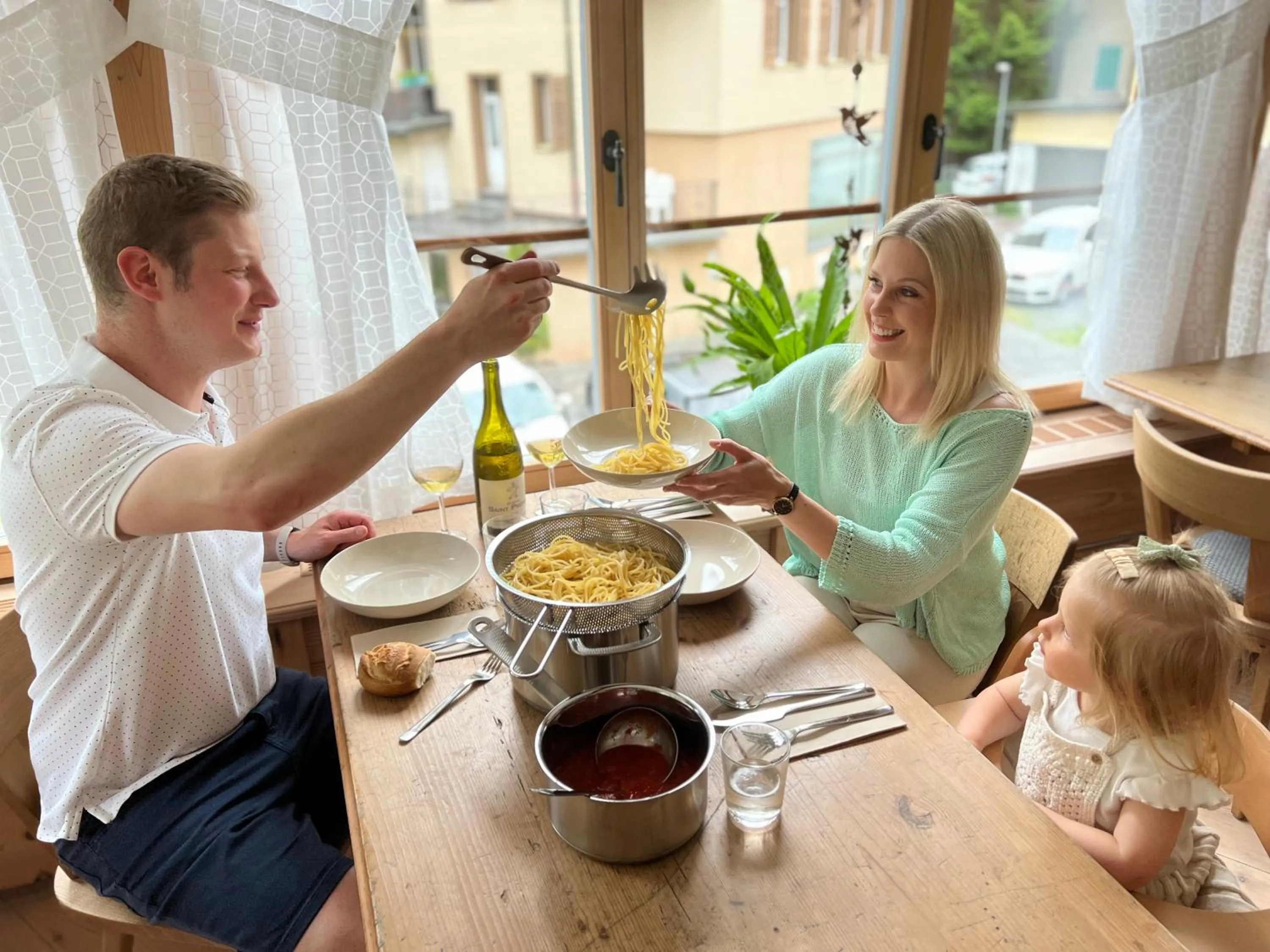 Communal kitchen in SPANNORT family home with common kitchen and self check-in