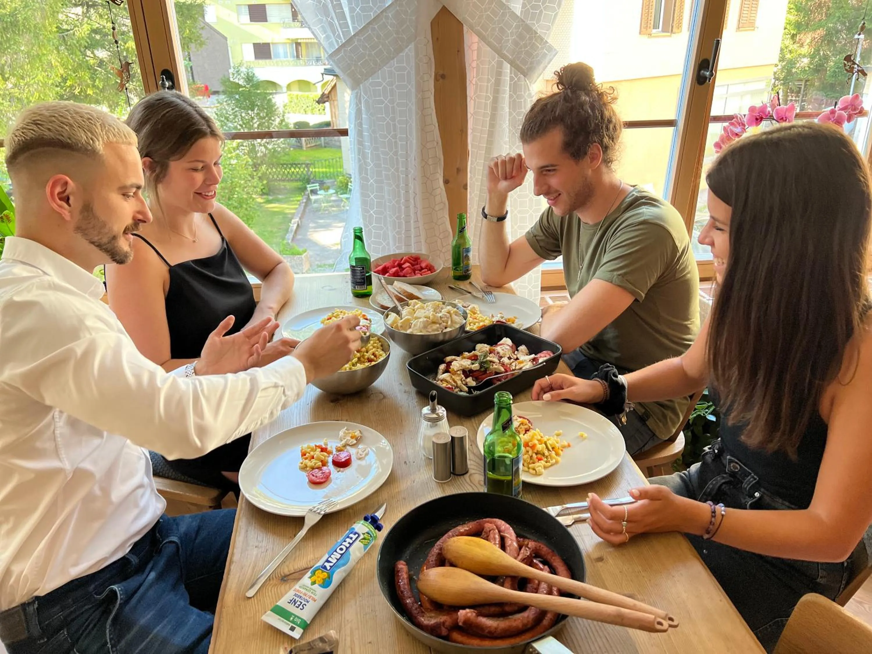 People in SPANNORT family home with common kitchen and self check-in