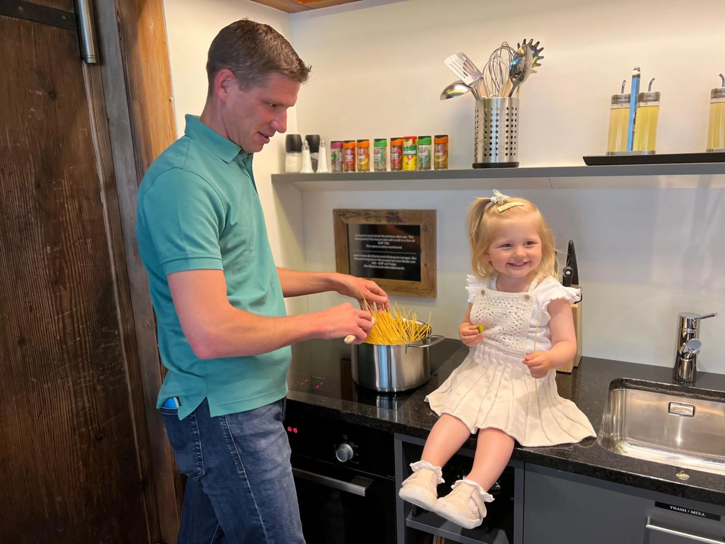 Communal kitchen in SPANNORT family home with common kitchen and self check-in