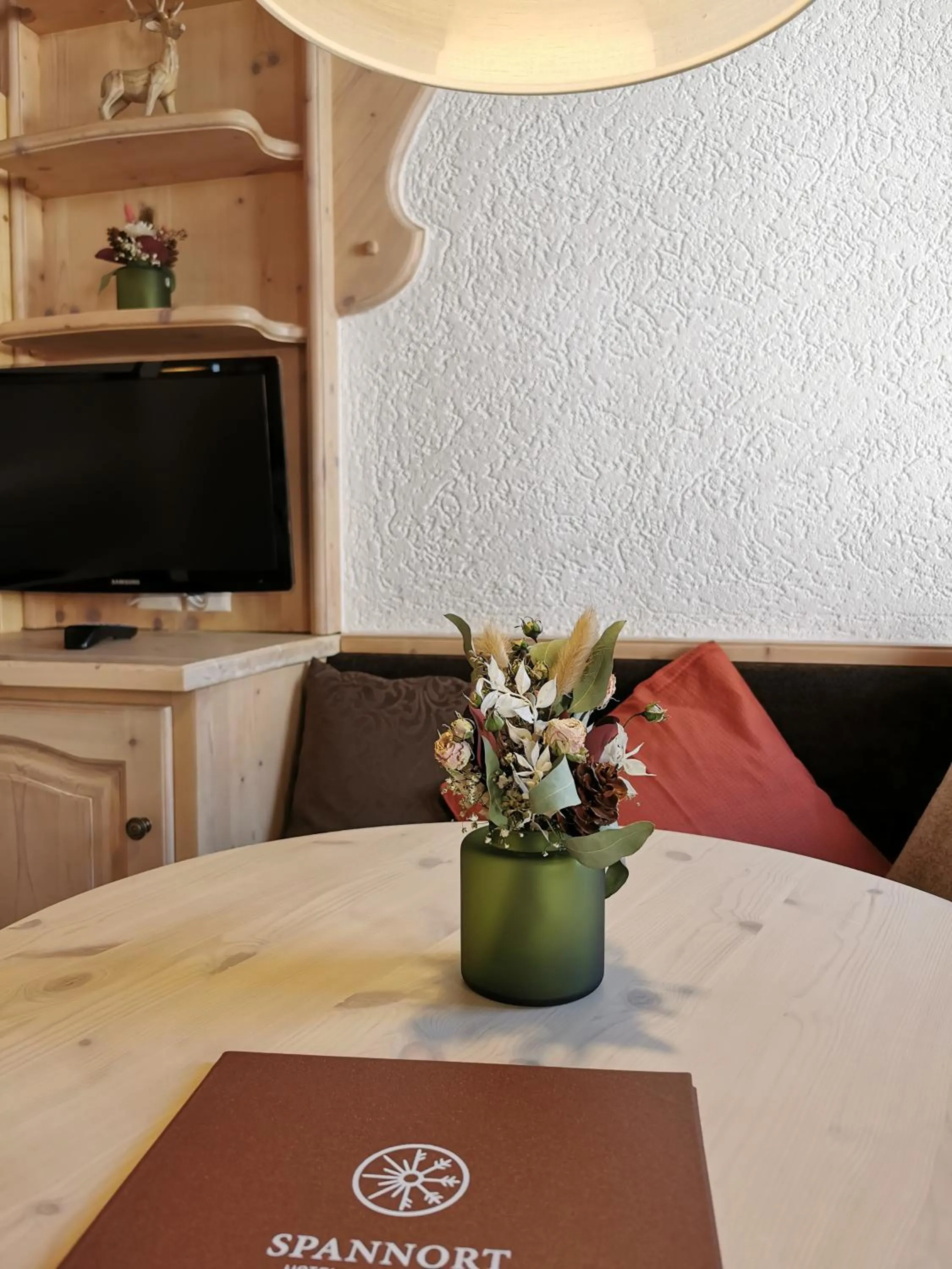 Seating area in SPANNORT family home with common kitchen and self check-in