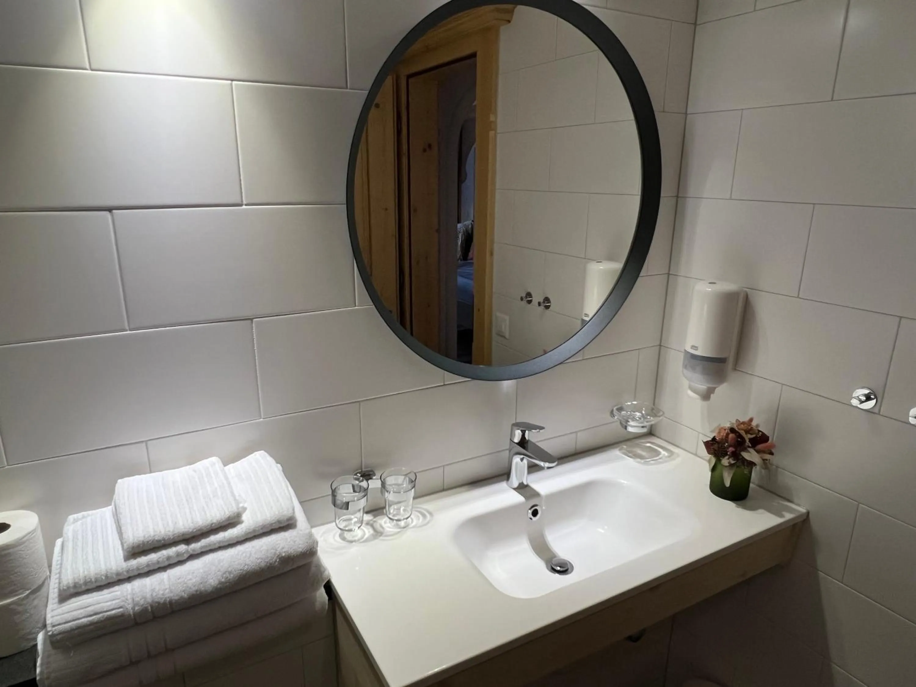Bathroom in SPANNORT family home with common kitchen and self check-in