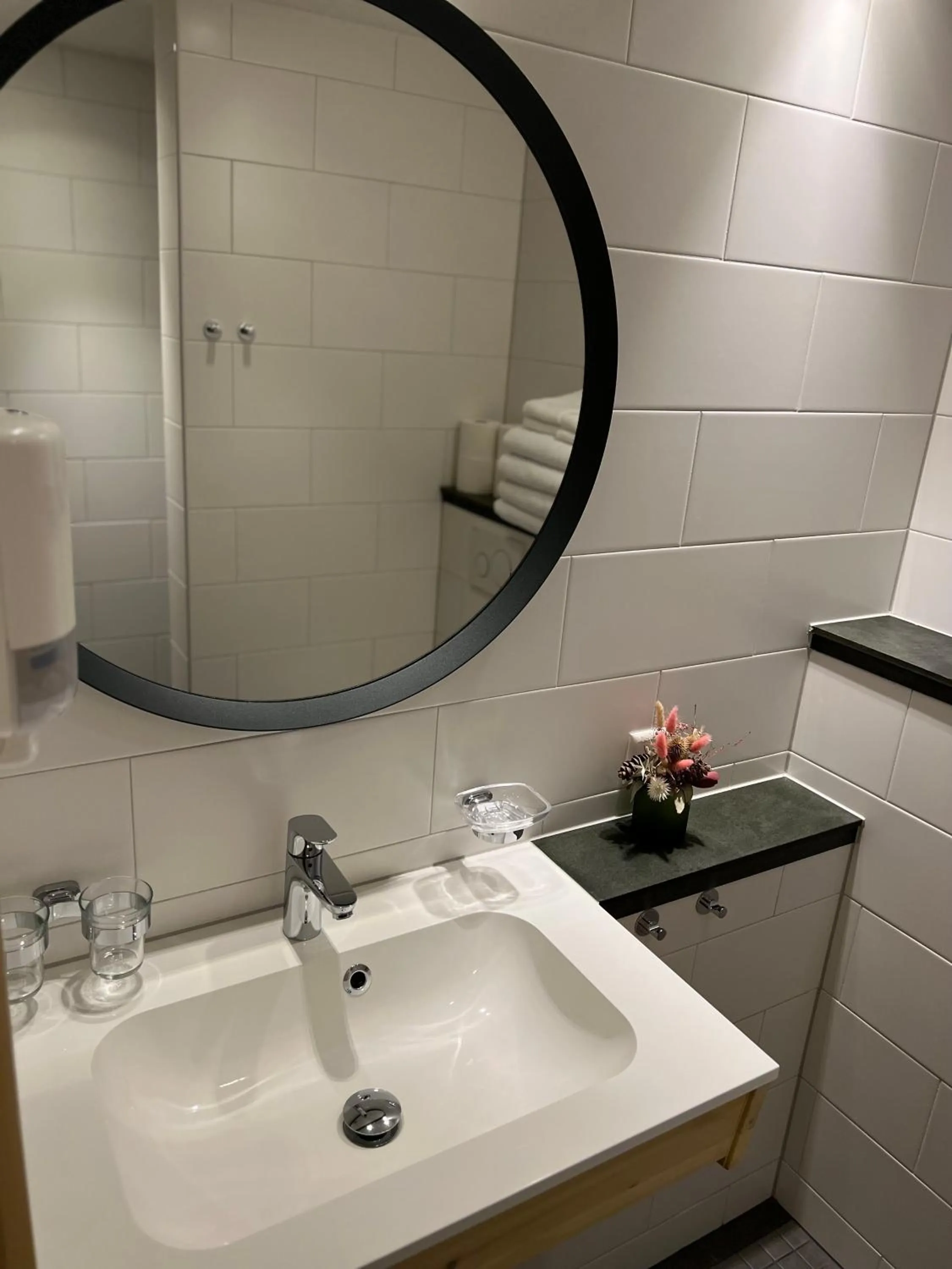 Bathroom in SPANNORT family home with common kitchen and self check-in
