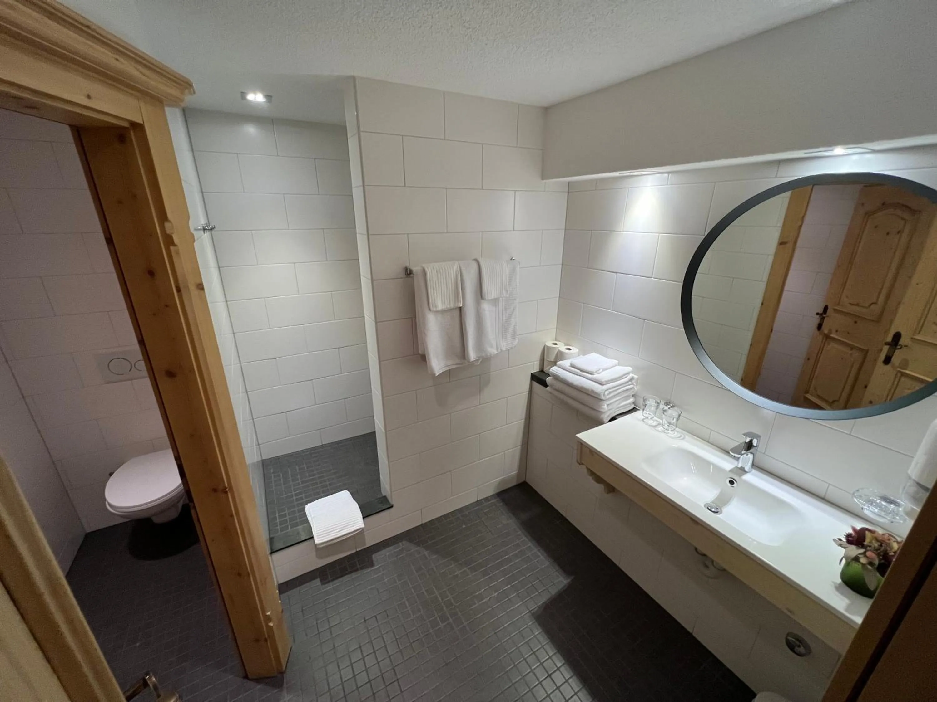 Bathroom in SPANNORT family home with common kitchen and self check-in