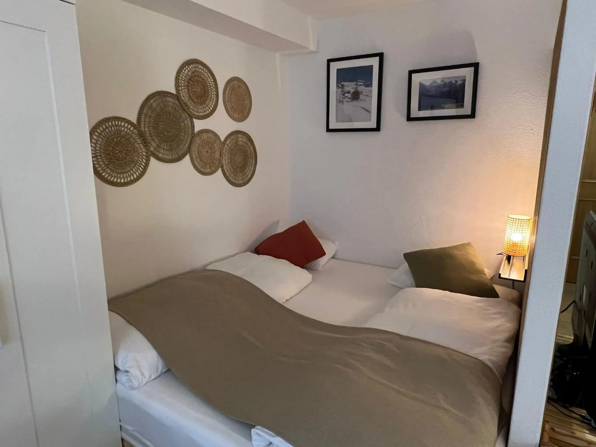 Bedroom, Bed in SPANNORT family home with common kitchen and self check-in