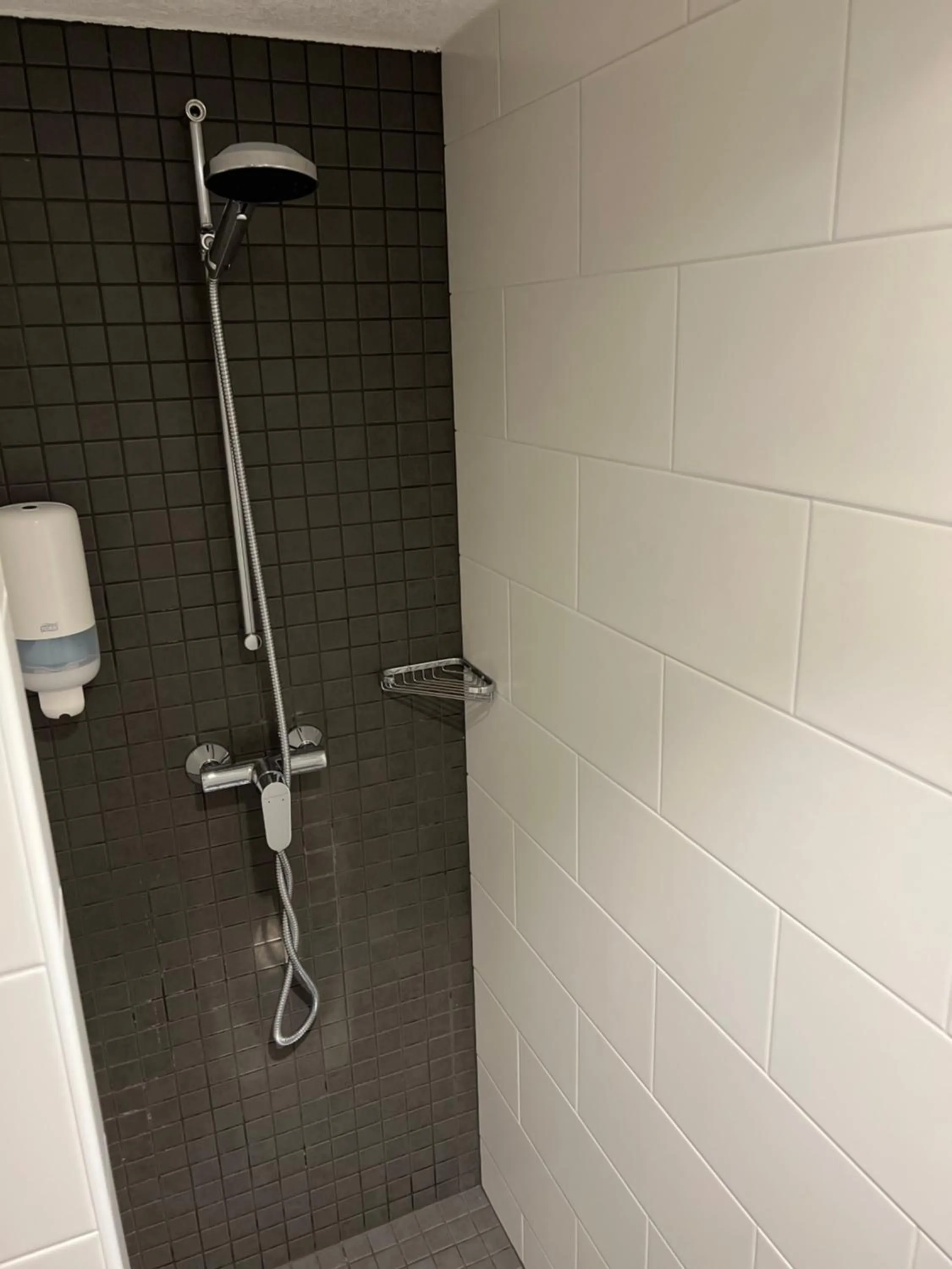 Bathroom in SPANNORT family home with common kitchen and self check-in