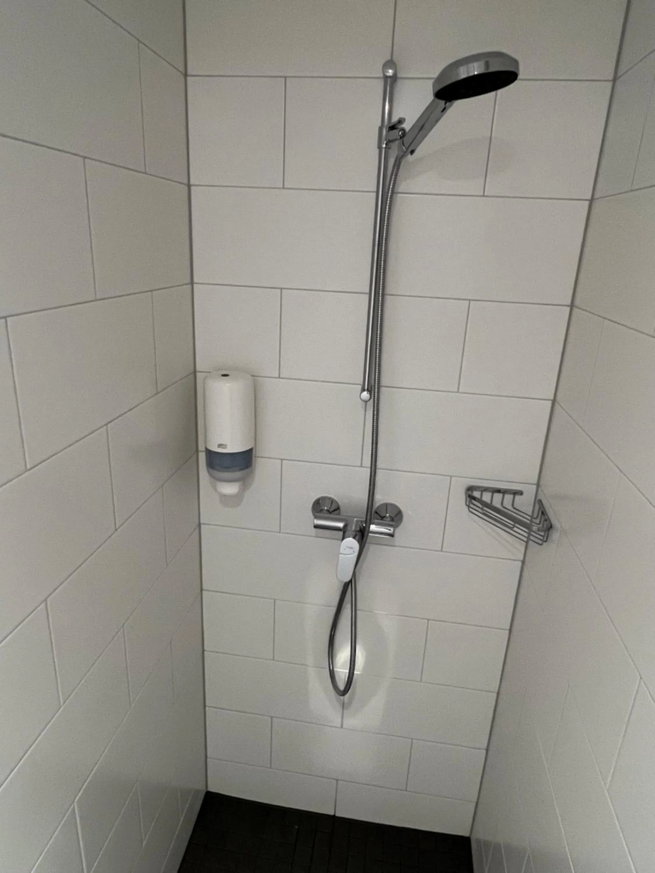 Bathroom in SPANNORT family home with common kitchen and self check-in