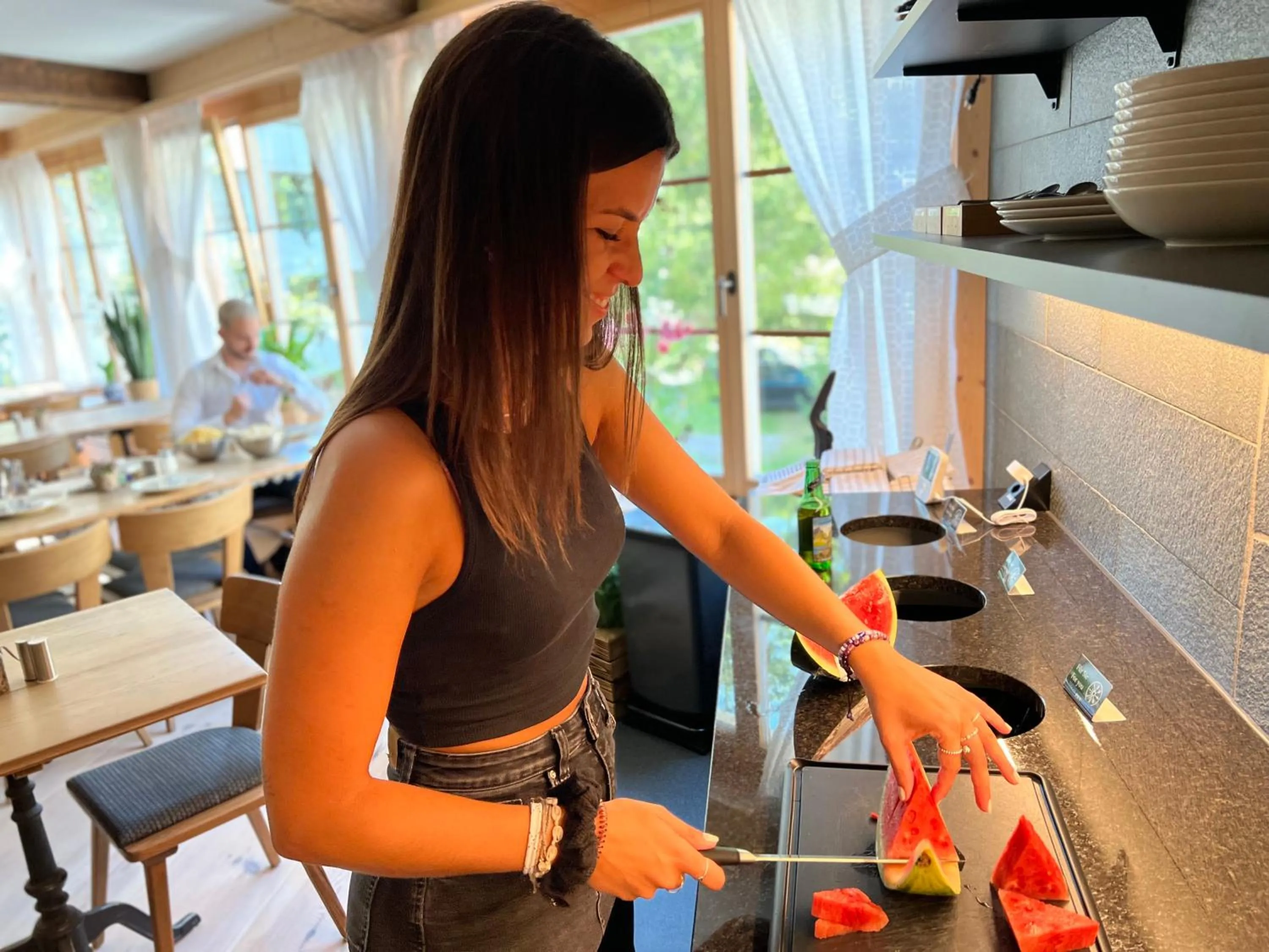 People in SPANNORT family home with common kitchen and self check-in