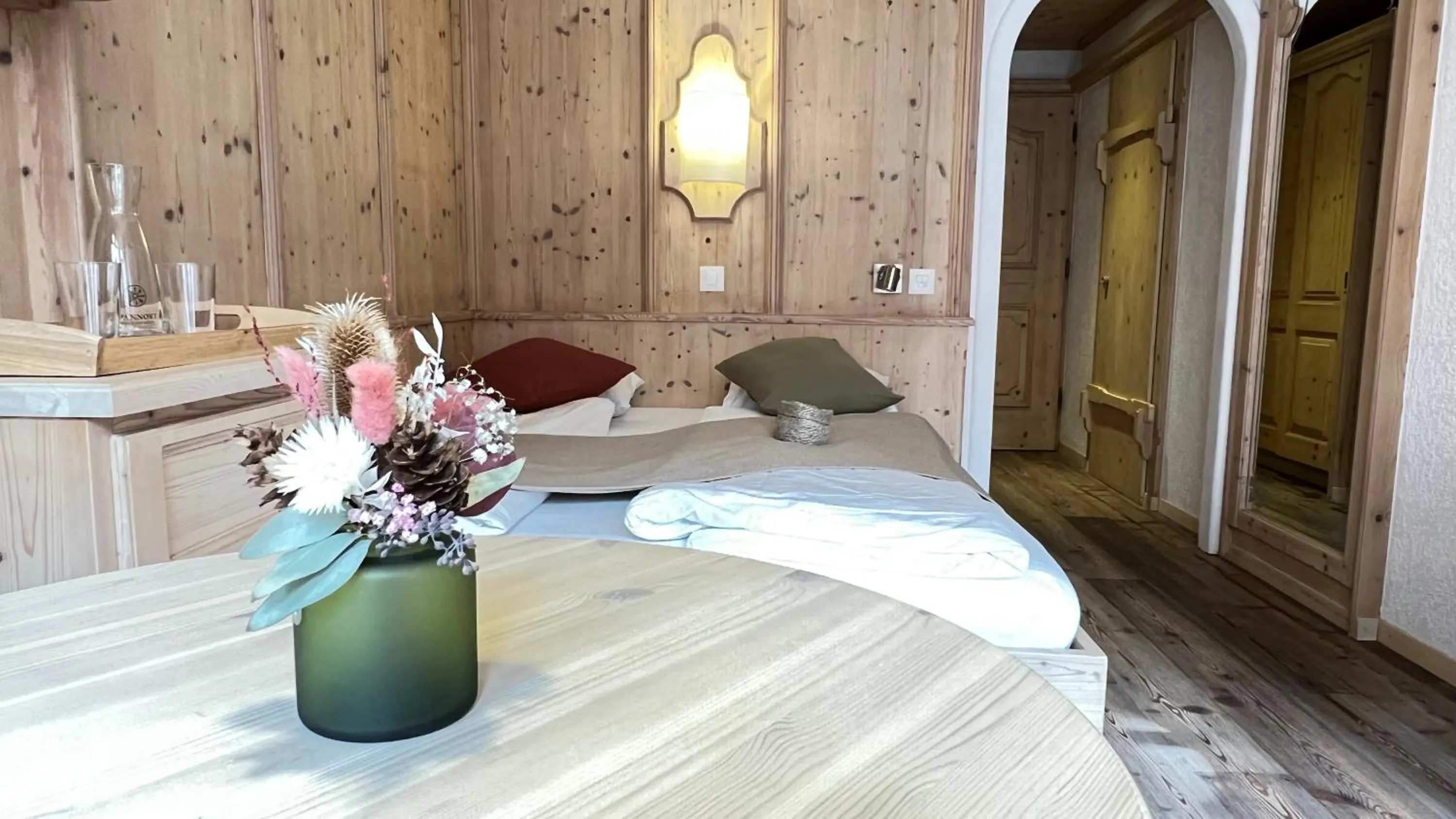 Photo of the whole room, Bed in SPANNORT family home with common kitchen and self check-in