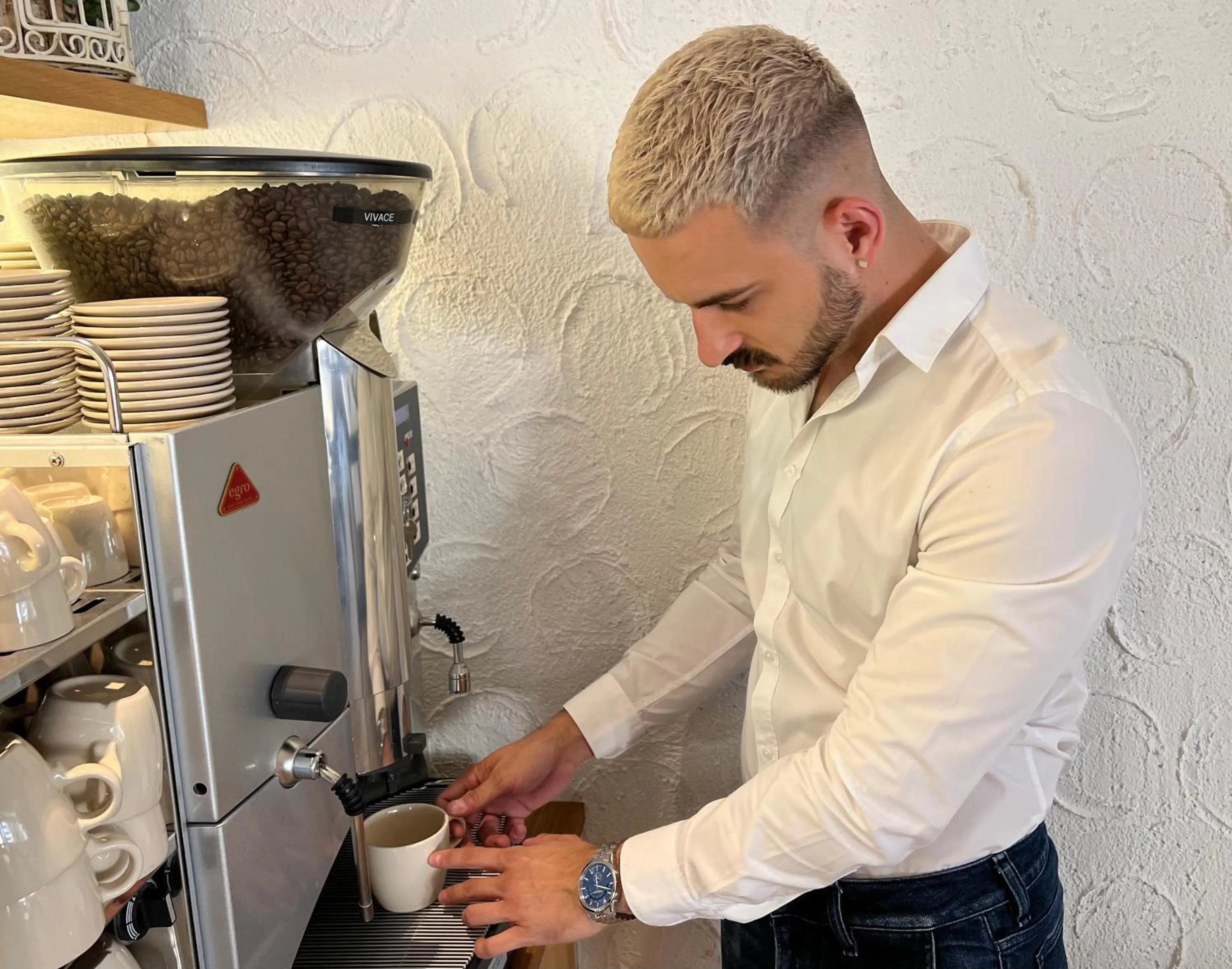 People in SPANNORT family home with common kitchen and self check-in