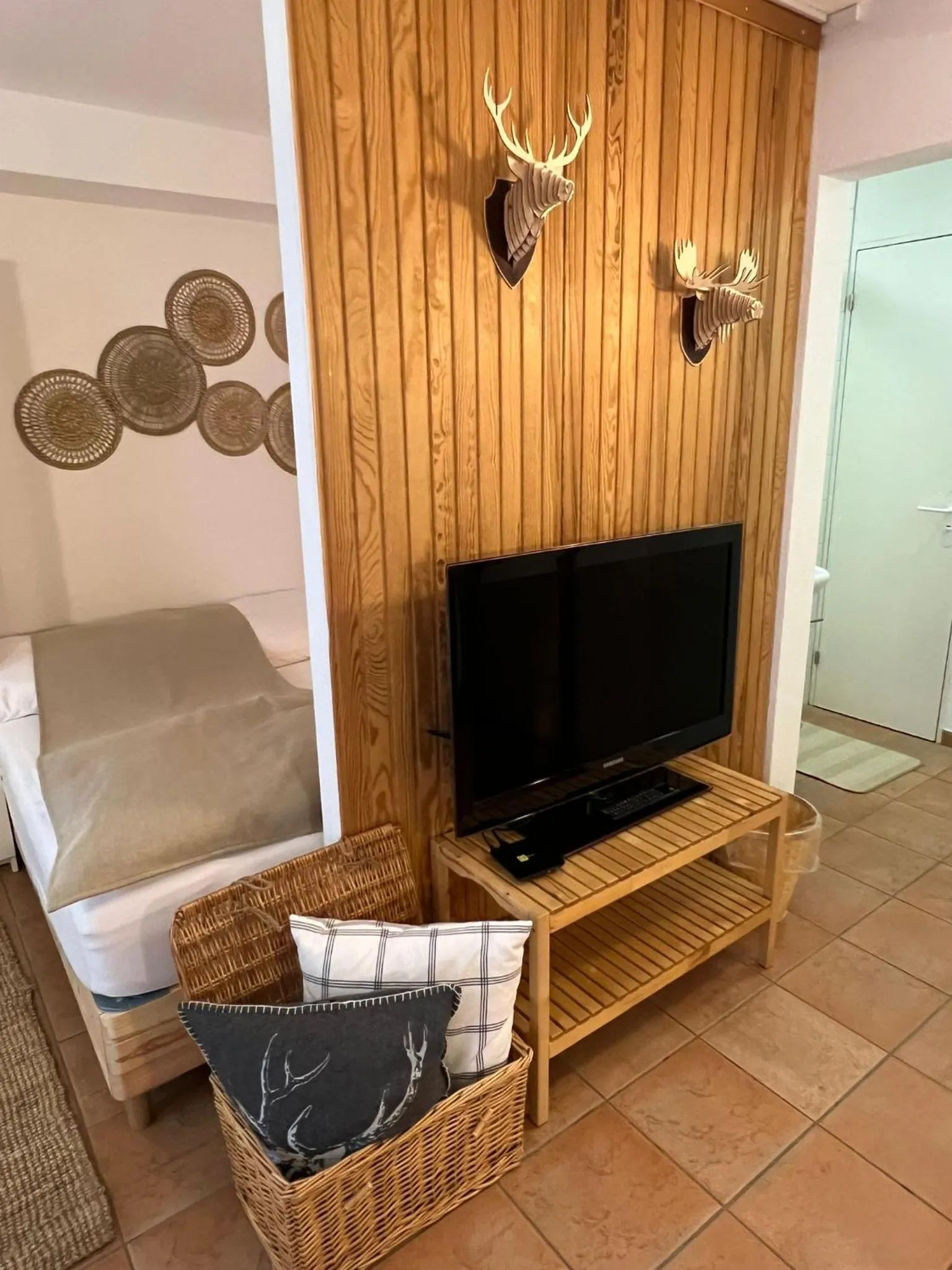 TV and multimedia in SPANNORT family home with common kitchen and self check-in