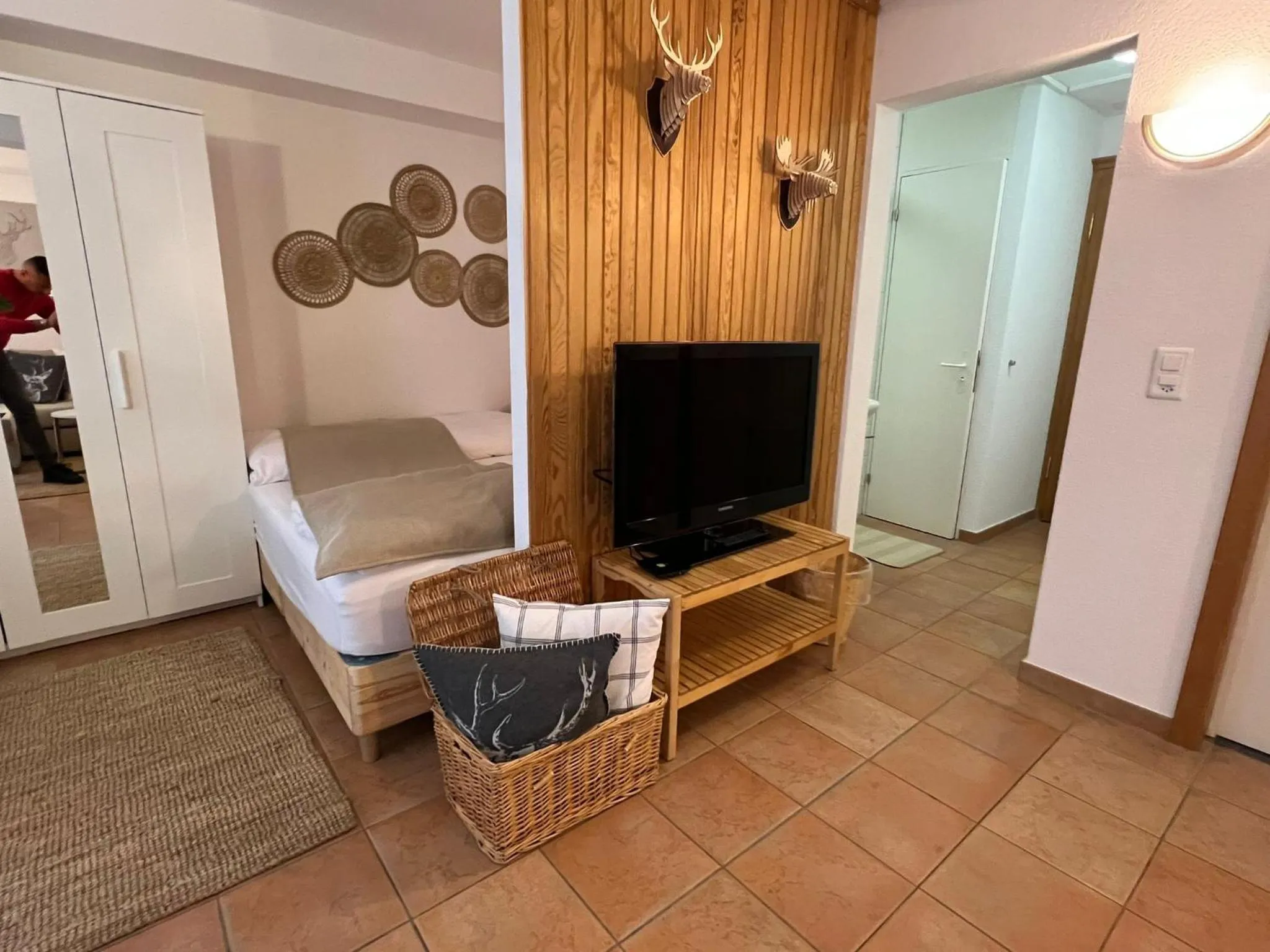 TV and multimedia in SPANNORT family home with common kitchen and self check-in